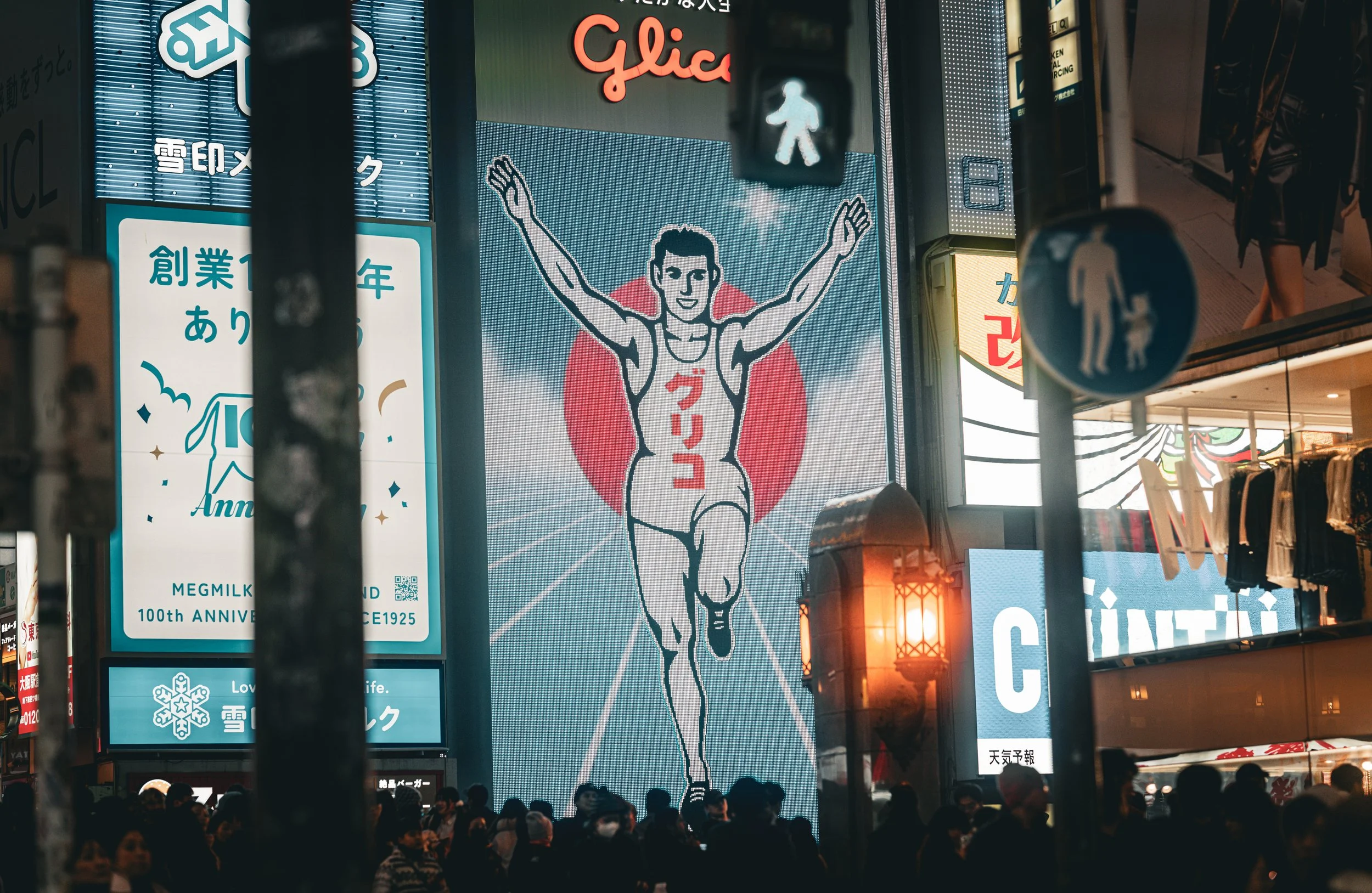 Running man on Dotonbori through the crowd.jpg