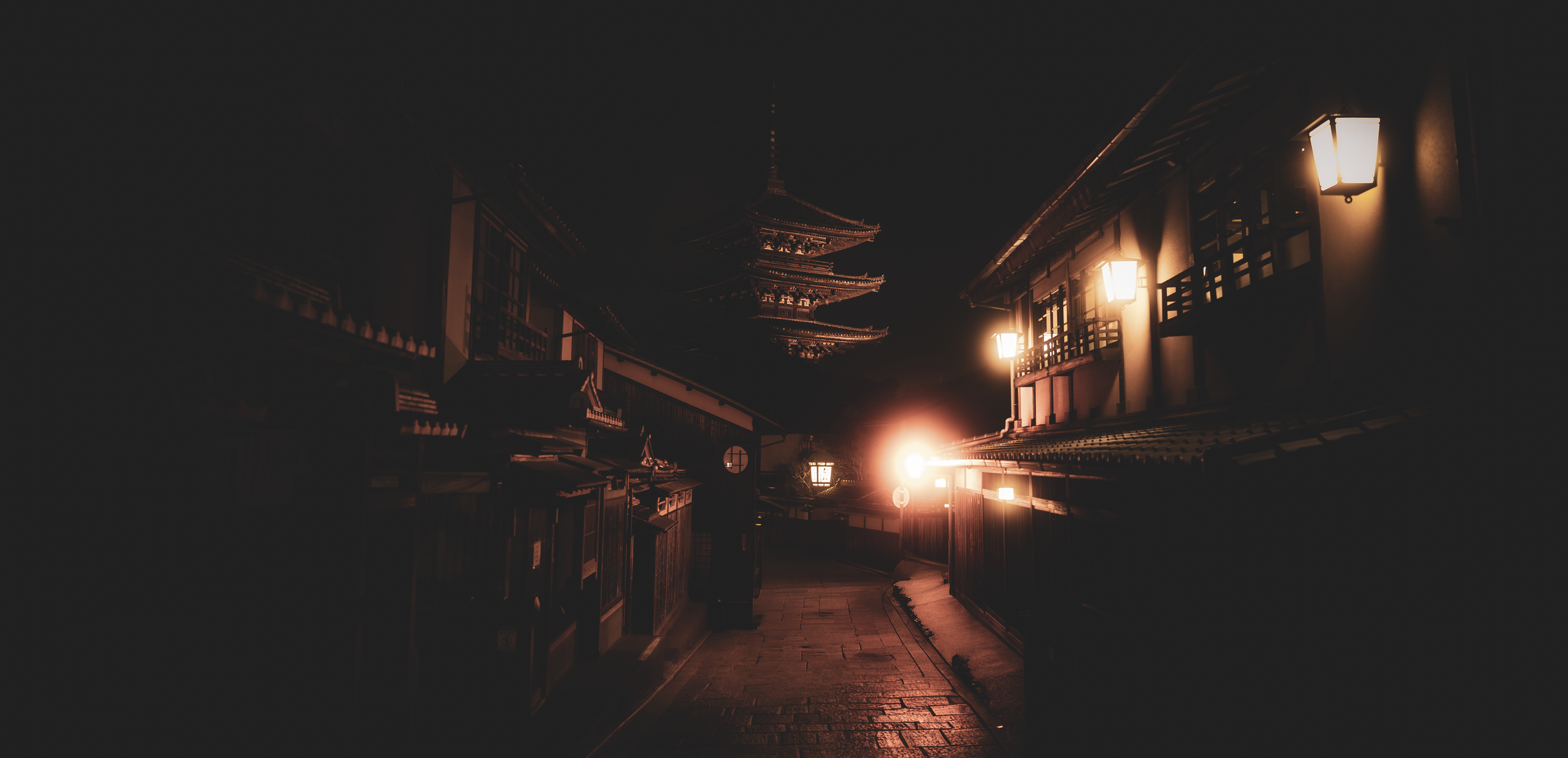 Hokan-ji Temple at night.png