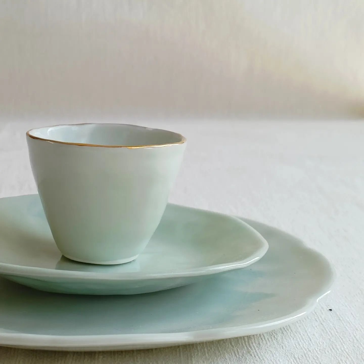 L'art de la table et le c&eacute;ladon...
Cet &eacute;mail qui fascine tant depuis le 11e si&egrave;cle et qui est le reflet de l'esth&eacute;tique des lettr&eacute;s chinois traditionnels. Il aurait pour vertu d'apaiser le regard.
Aucun oxyde colora