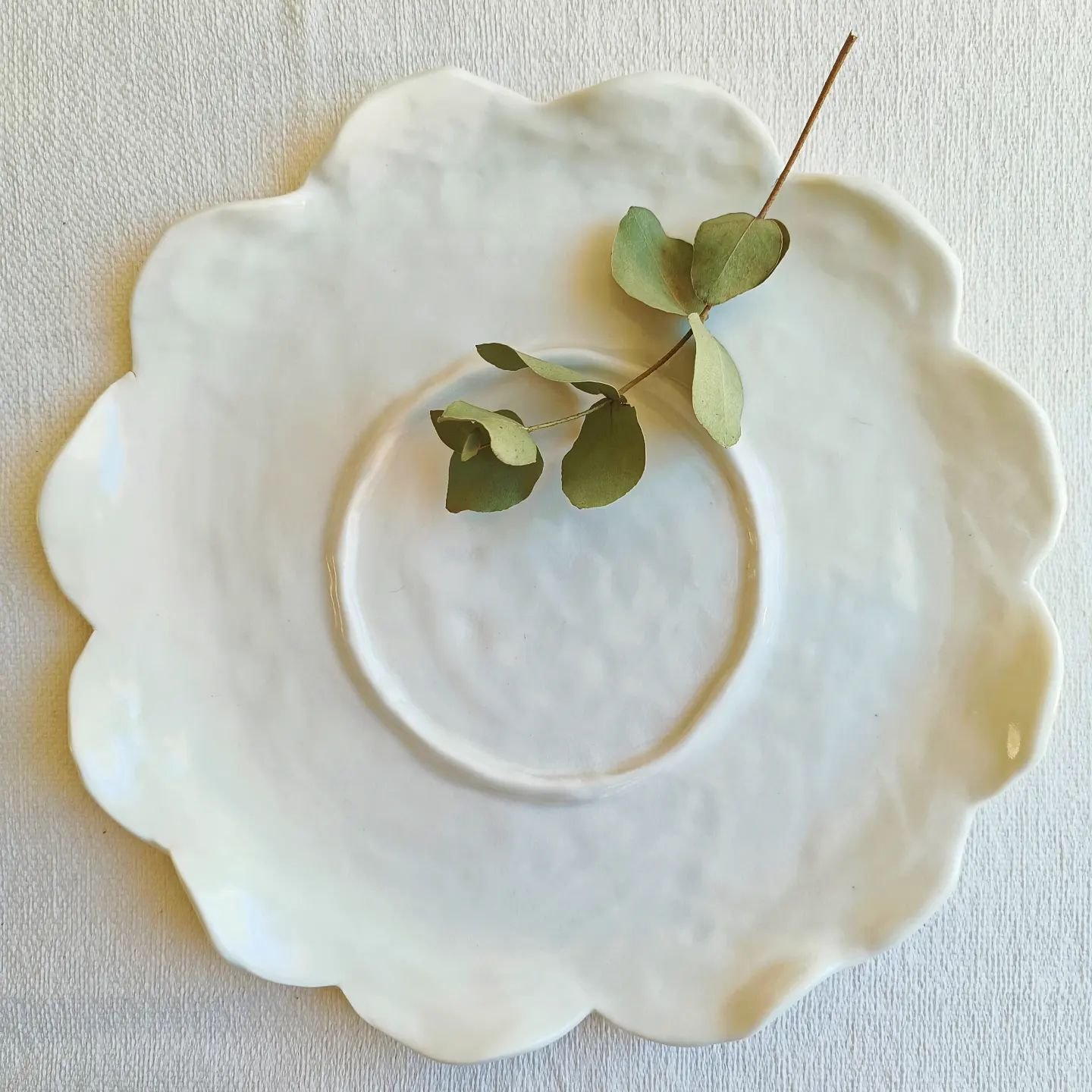 Assiette &quot;fleur&quot;, model&eacute;e en porcelaine. &Eacute;mail transparent issu de mes recherches personnelles. Entre satin&eacute; et brillant, cette couverte met en valeur les reliefs d&eacute;licats de la mati&egrave;re. T&eacute;moins du 