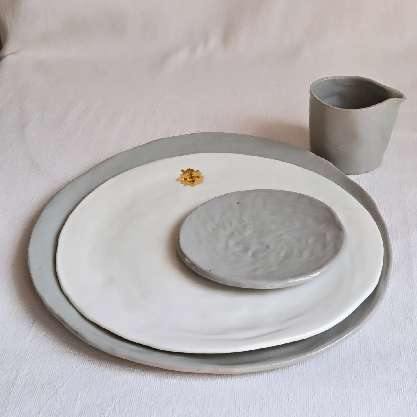 Jeu de couleurs et de structures. &Eacute;mail c&eacute;ladon sur gr&egrave;s blanc en contraste avec le blanc pur de la porcelaine. Petite touche d&rsquo;or pour l'&eacute;clat ✨️
.
.
.
#c&eacute;ramiquegastronomique #c&eacute;ramiquepourchefs #artd