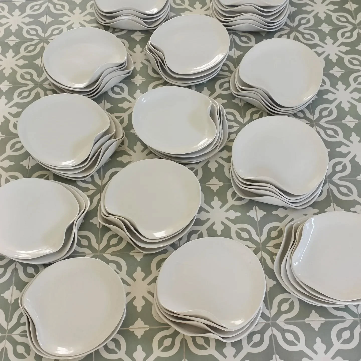 Dans mon atelier &agrave; Aix-en-Provence, je mod&egrave;le avec soin chacune de mes pi&egrave;ces.
Ces assiettes, au bord l&eacute;g&egrave;rement recourb&eacute; comme une vague, ont &eacute;t&eacute; cr&eacute;&eacute;es sp&eacute;cialement pour u