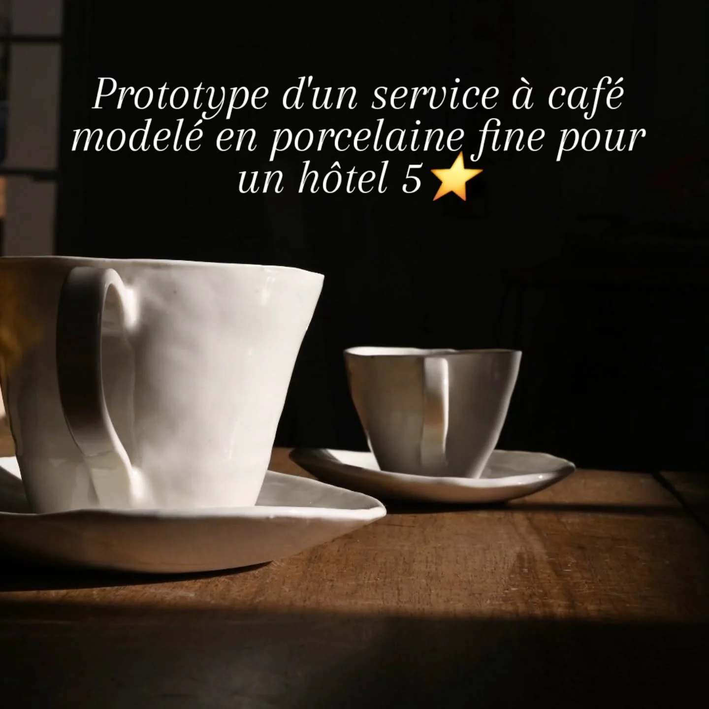Cr&eacute;ation d&rsquo;un service &agrave; caf&eacute;, model&eacute; en porcelaine fine. Les pi&egrave;ces sont recouvertes d&rsquo;un &eacute;mail satin&eacute;/brillant que je cuis &agrave; c&ocirc;ne 10 (environ 1280&deg;), contribuant &agrave; 