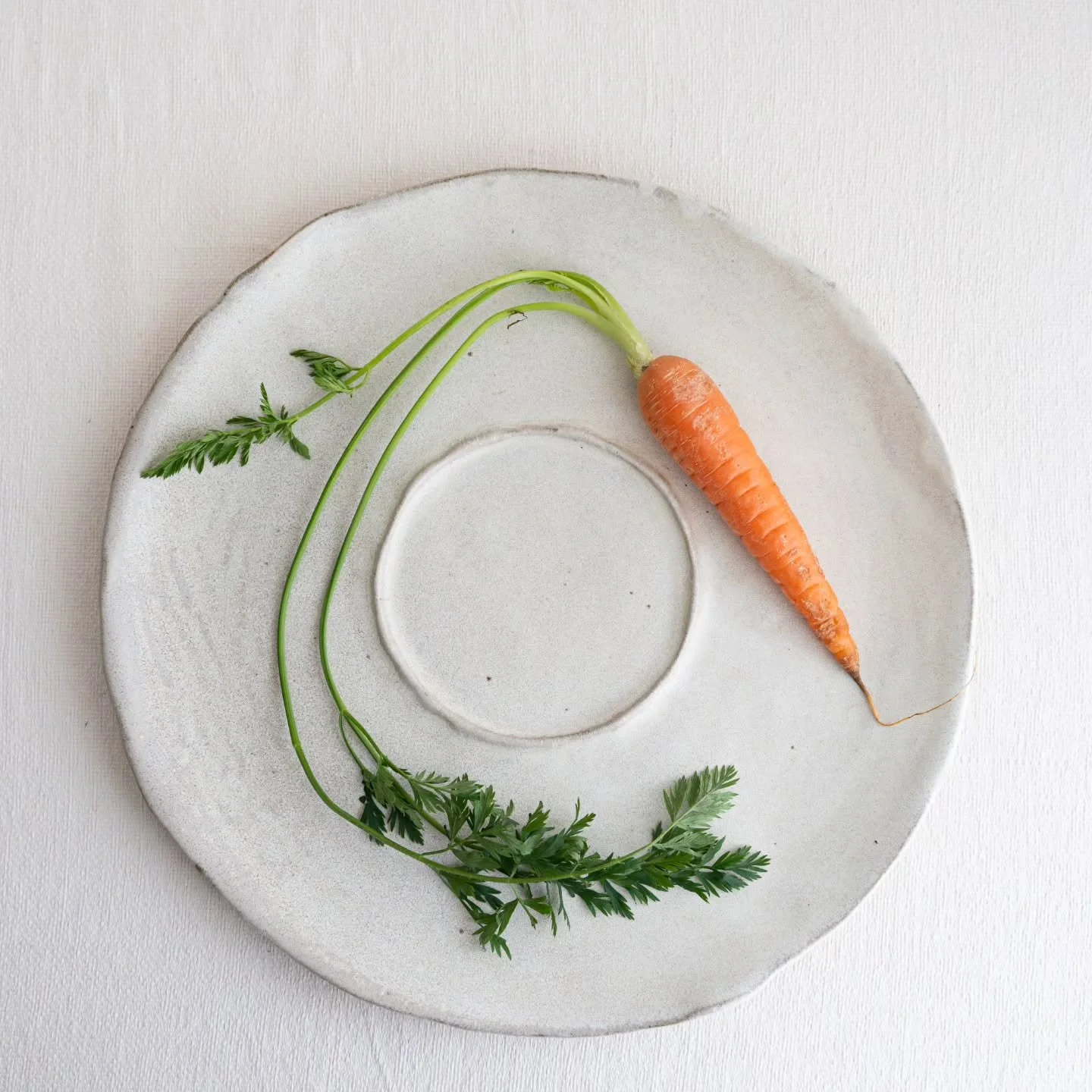 Je vois mes ceramiques comme le dernier maillon d&rsquo;une chaine vertueuse. Par mon choix de refuser l&rsquo;utilisation d&rsquo;oxides toxiques et colorants de masse. J&rsquo;accompagne les producteurs et chefs dans cette d&eacute;marche de respec