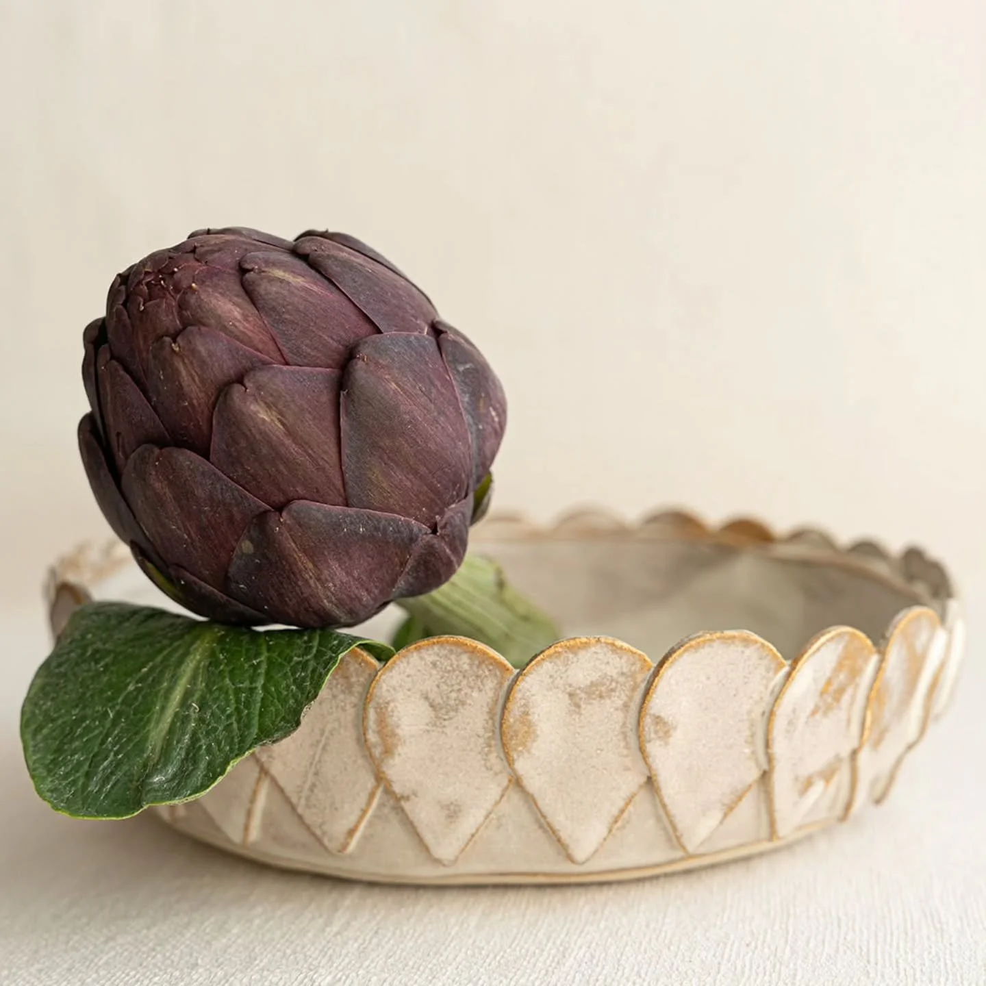 Bol "artichaut", fa&ccedil;onn&eacute; en gr&egrave;s blanc avec un &eacute;mail satin&eacute;, riche en chaux, laissant appara&icirc;tre l'argile sur les ar&ecirc;tes.  Effet de superposition &agrave; l'int&eacute;rieur. 
.
.
.
.#artdelata