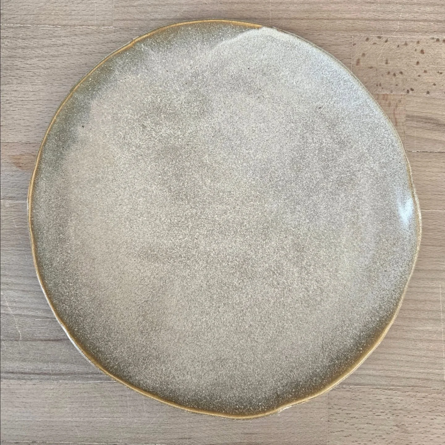 Grande assiette plate avec la cr&eacute;ation d&rsquo;un &eacute;mail &agrave; effet, sur mesure pour @marsanparhelenedarroze 
.
.
.
.#c&eacute;ramiquecontemporaine #assietteartisanale #plateforchefs #poterie #artsdelatable #artisanatfran&ccedil;ais 