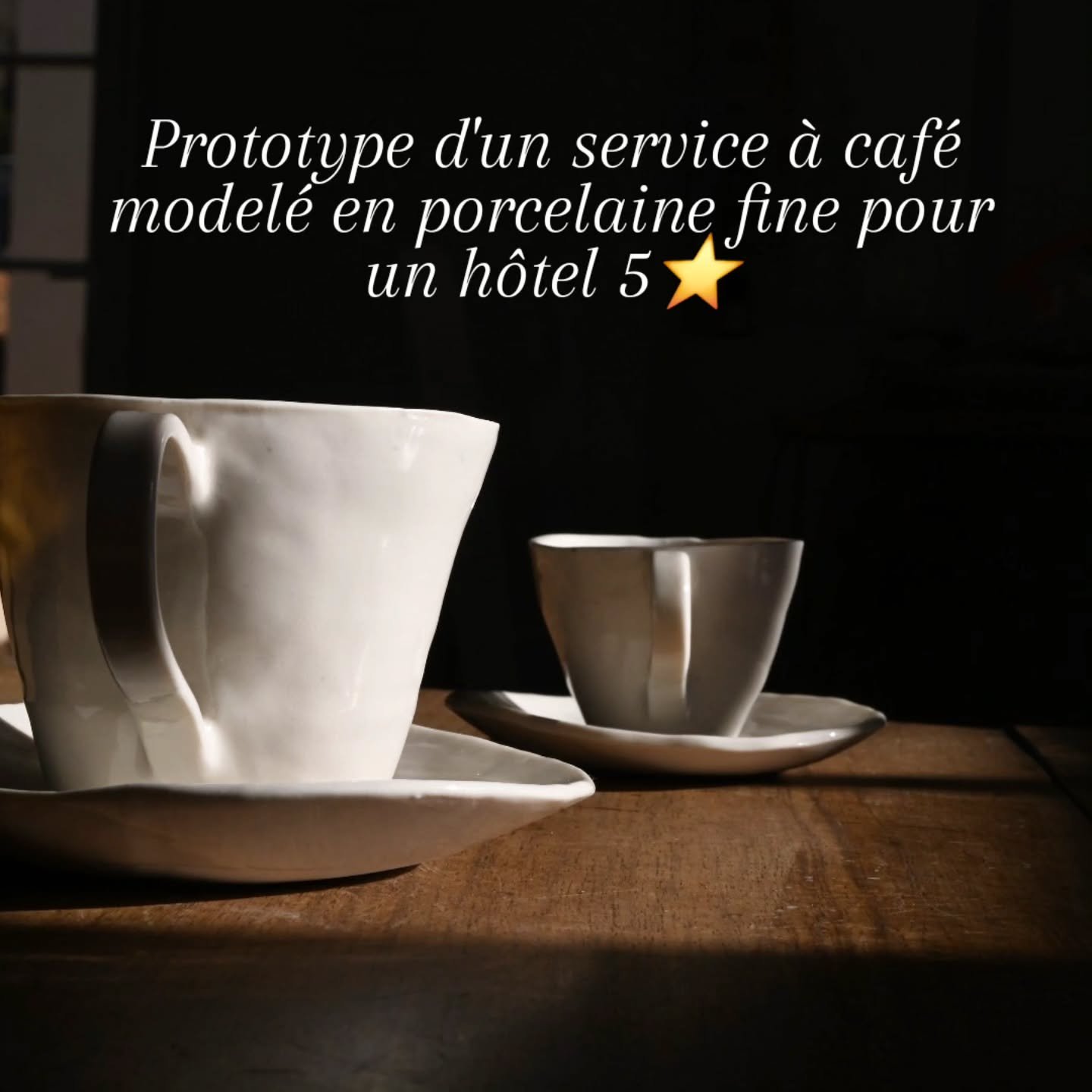 Cr&eacute;ation d&rsquo;un service &agrave; caf&eacute;, model&eacute; en porcelaine fine. Les pi&egrave;ces sont recouvertes d&rsquo;un &eacute;mail satin&eacute;/brillant que je cuis &agrave; c&ocirc;ne 10 (environ 1280&deg;), contribuant &agrave; 