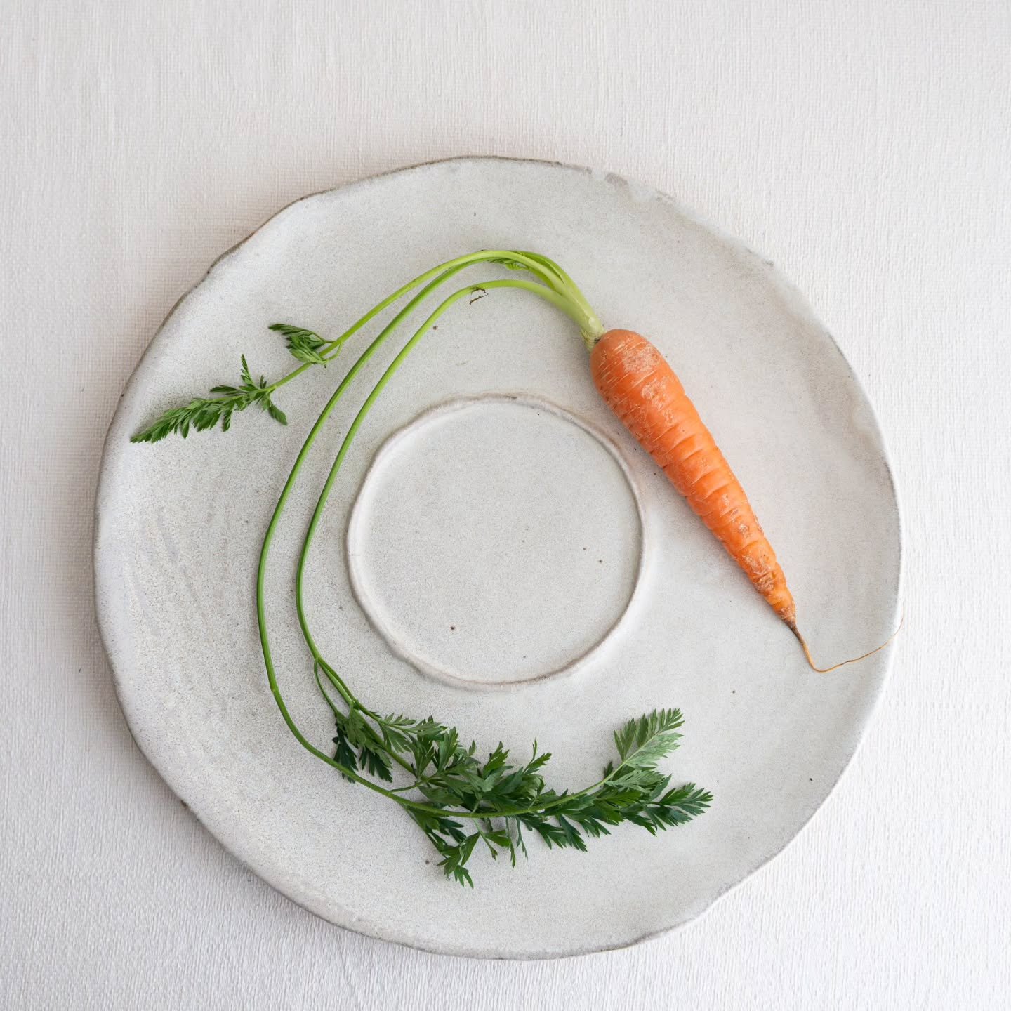 Je vois mes ceramiques comme le dernier maillon d&rsquo;une chaine vertueuse. Par mon choix de refuser l&rsquo;utilisation d&rsquo;oxides toxiques et colorants de masse. J&rsquo;accompagne les producteurs et chefs dans cette d&eacute;marche de respec
