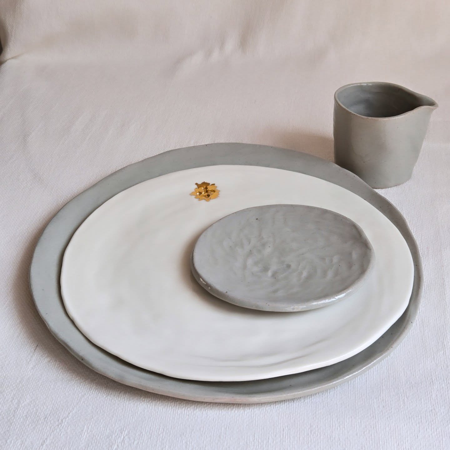 Jeu de couleurs et de structures. &Eacute;mail c&eacute;ladon sur gr&egrave;s blanc en contraste avec le blanc pur de la porcelaine. Petite touche d&rsquo;or pour l'&eacute;clat ✨️
.
.
.
#c&eacute;ramiquegastronomique #c&eacute;ramiquepourchefs #artd