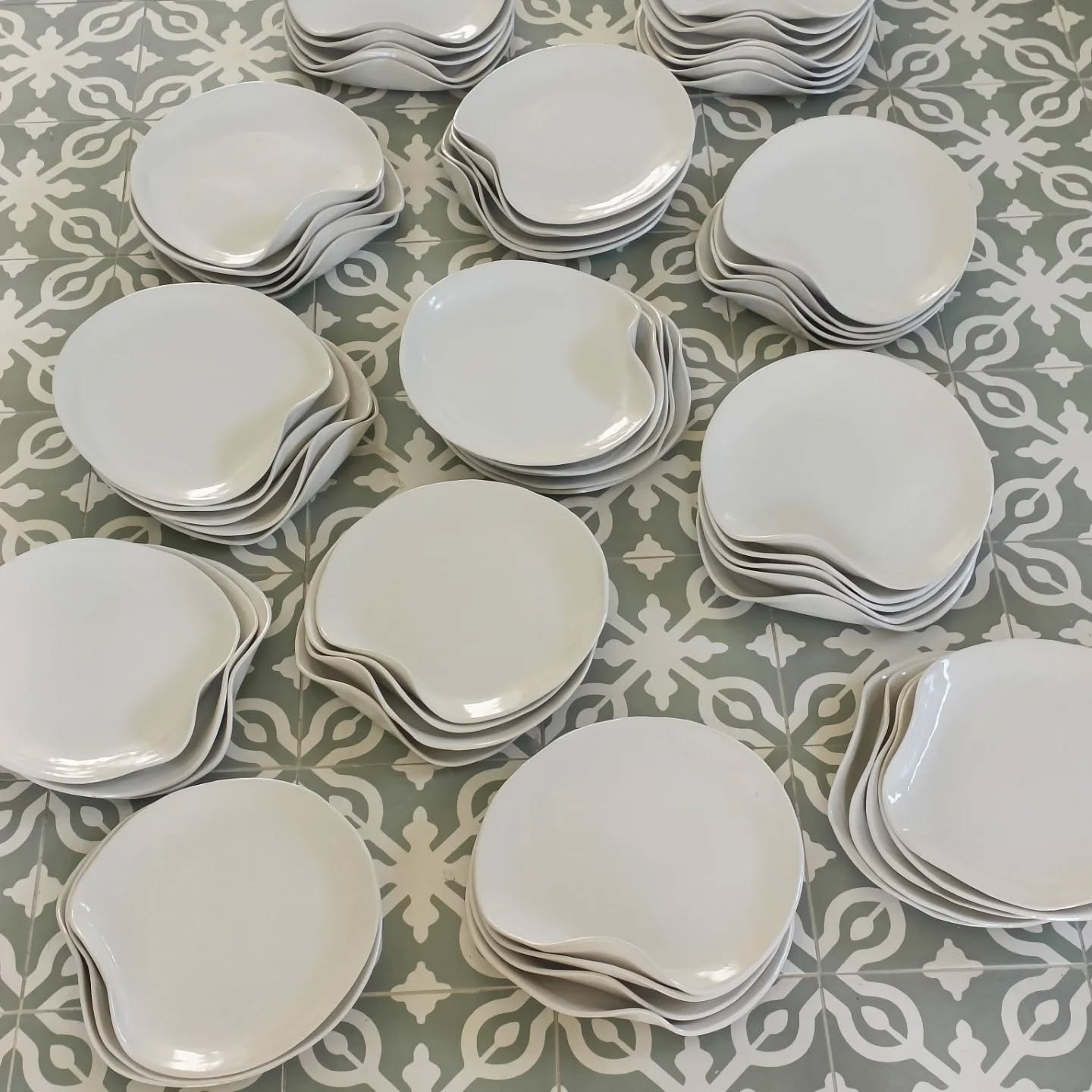 Dans mon atelier &agrave; Aix-en-Provence, je mod&egrave;le avec soin chacune de mes pi&egrave;ces.
Ces assiettes, au bord l&eacute;g&egrave;rement recourb&eacute; comme une vague, ont &eacute;t&eacute; cr&eacute;&eacute;es sp&eacute;cialement pour u