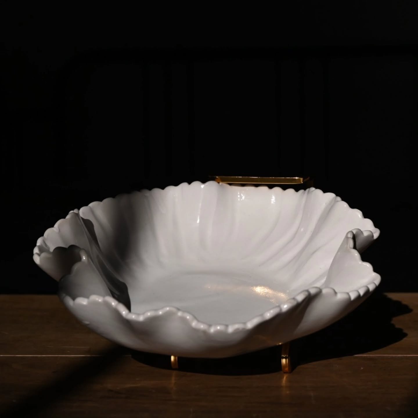 Bol &agrave; fond plat et bords &agrave; mouvements dansants. Model&eacute; en gr&egrave;s, &eacute;mail blanc cireux issu de mes recherches personnelles. 
.
.
.#ceramiquefran&ccedil;aise #vaissellegastronomique #poterie #faitmain #artsdelatable 
📷@