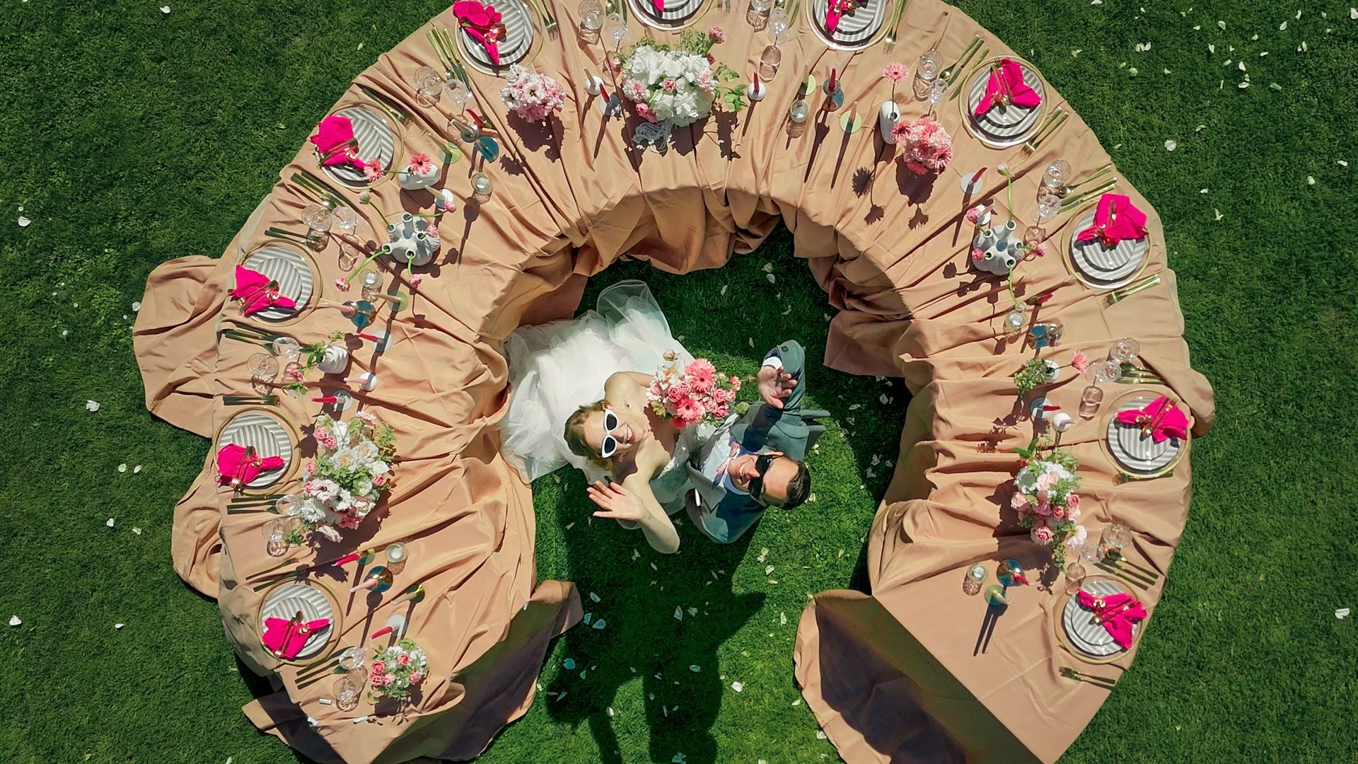 Drohne Shot von Brautpaar