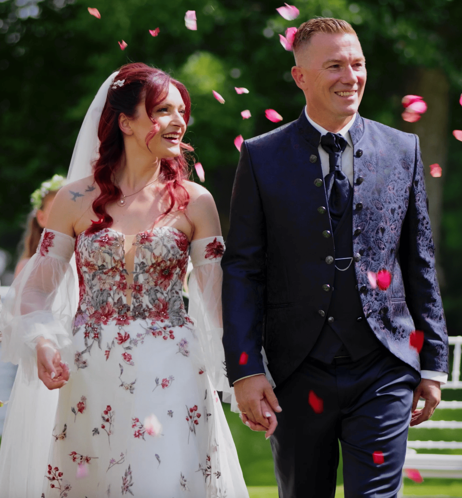 Hochzeitspaar glücklich nach der Trauung.png