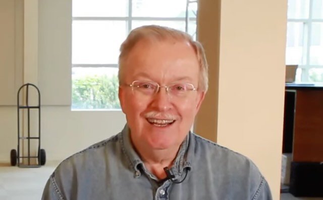 📢 Remembering Elwood Edwards, the Voice of the Internet Age 🖥️
Today, we pay tribute to Elwood Edwards, whose unforgettable voice became an icon of the early digital era. As the voice of AOL, his phrases like “You’ve got mail” we