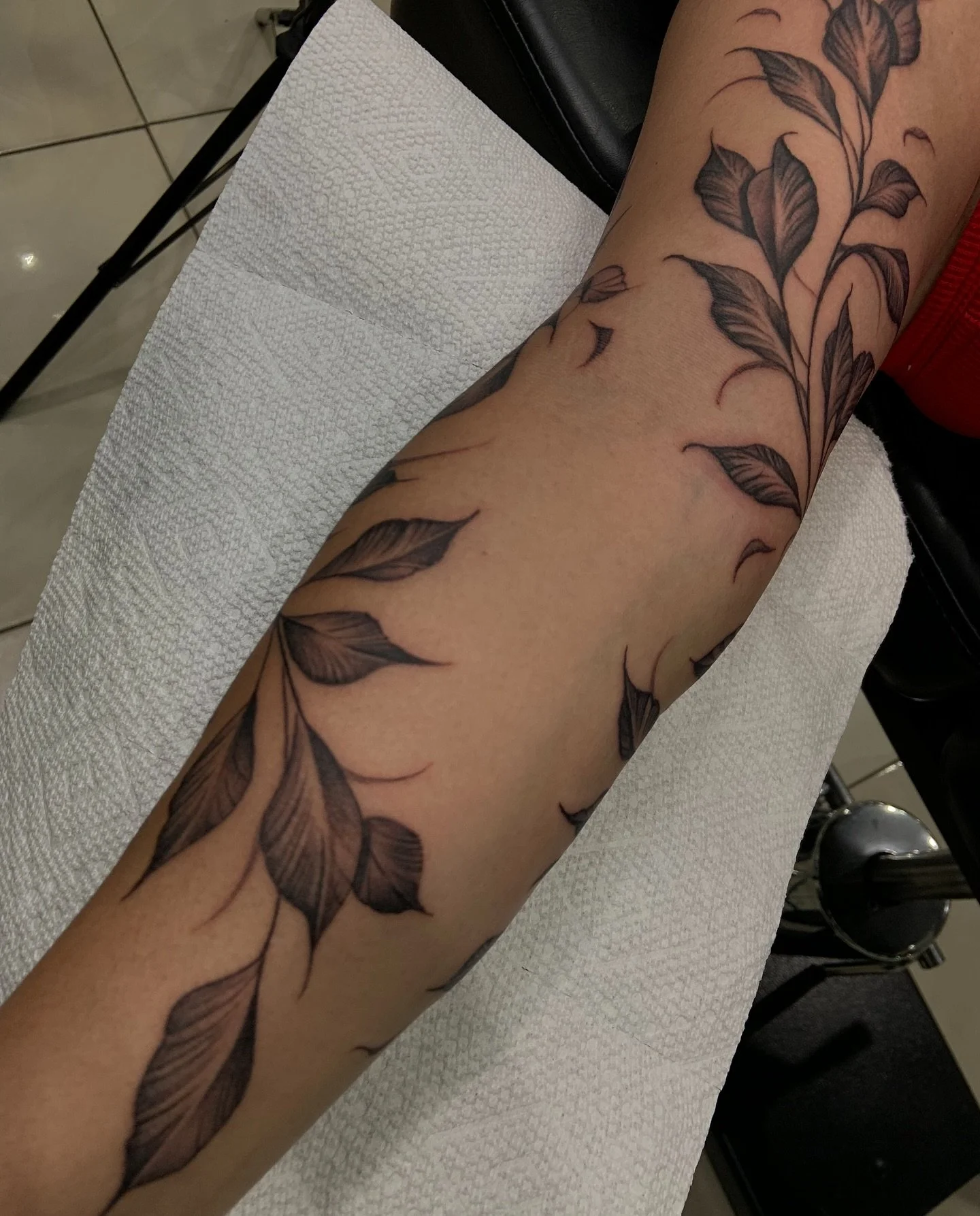 leaf vine wrap done by @isisfloreees ! The full sleeve is shown in her profile. If you&rsquo;re looking to get something similar, hit her up !