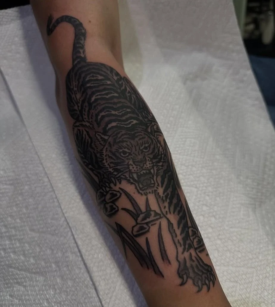 walk-in action done by @donnie_gnar ! 
.
Donnie has openings for this month !