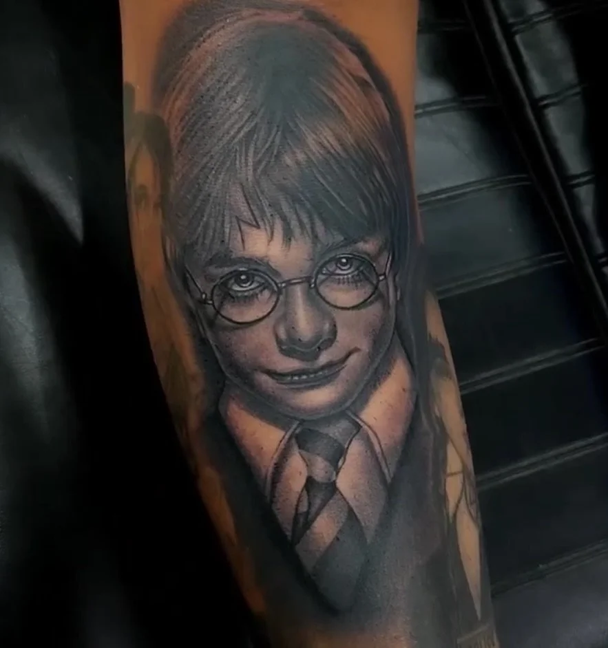 Any Hogwarts fans out there ??!! 🙌🏻
Check out this Harry Potter portrait done by @tat2terk !