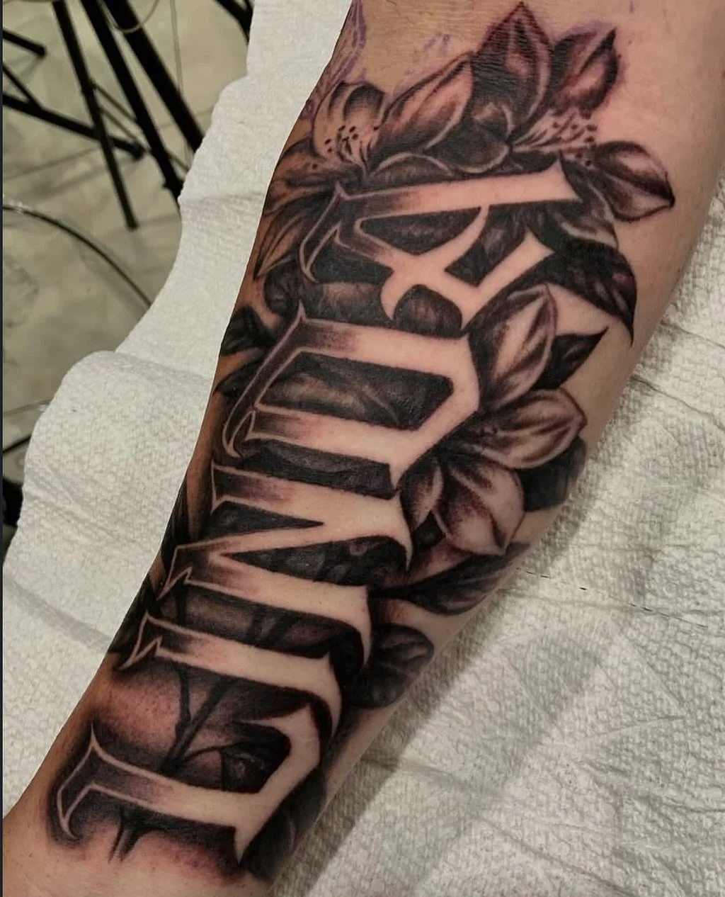 Name with flowers done by @smileyswork ! 
.
Your partner doesn&rsquo;t have your name tattooed ! 🫨  No worries. We can change that. Here at the studio we can design something clean that will last a lifetime !