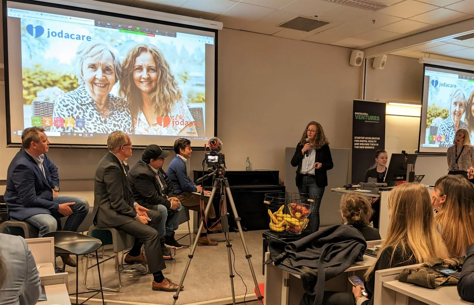 Kristil Håland, Jodacare, on stage with the investors listening carefully