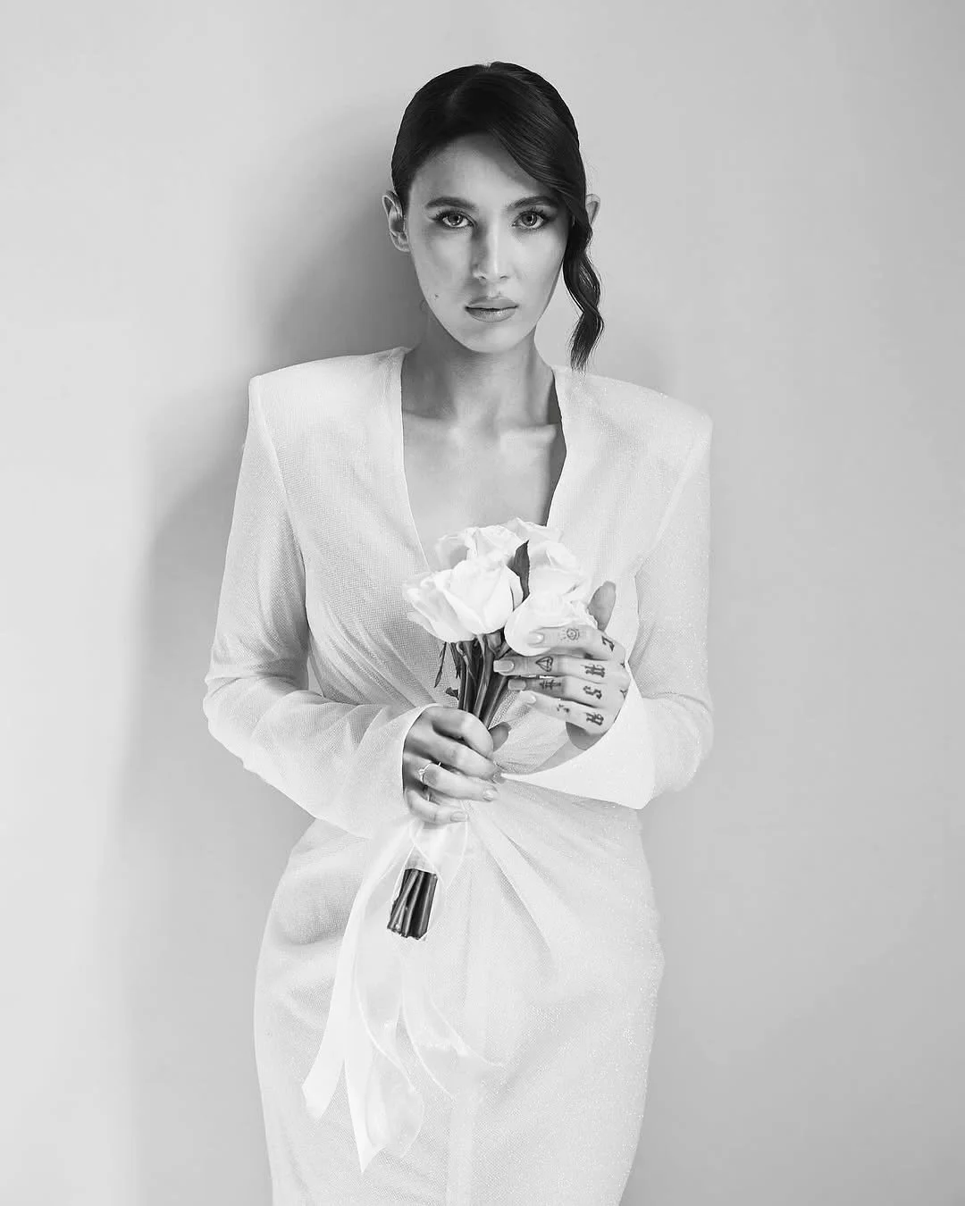 The Mazunte dress is the perfect blend of elegance and modern style. Featuring a tailored blazer-inspired top with a deep neckline, it creates a bold yet sophisticated look. The long sleeves and structured fit highlight the waist, while the high slit