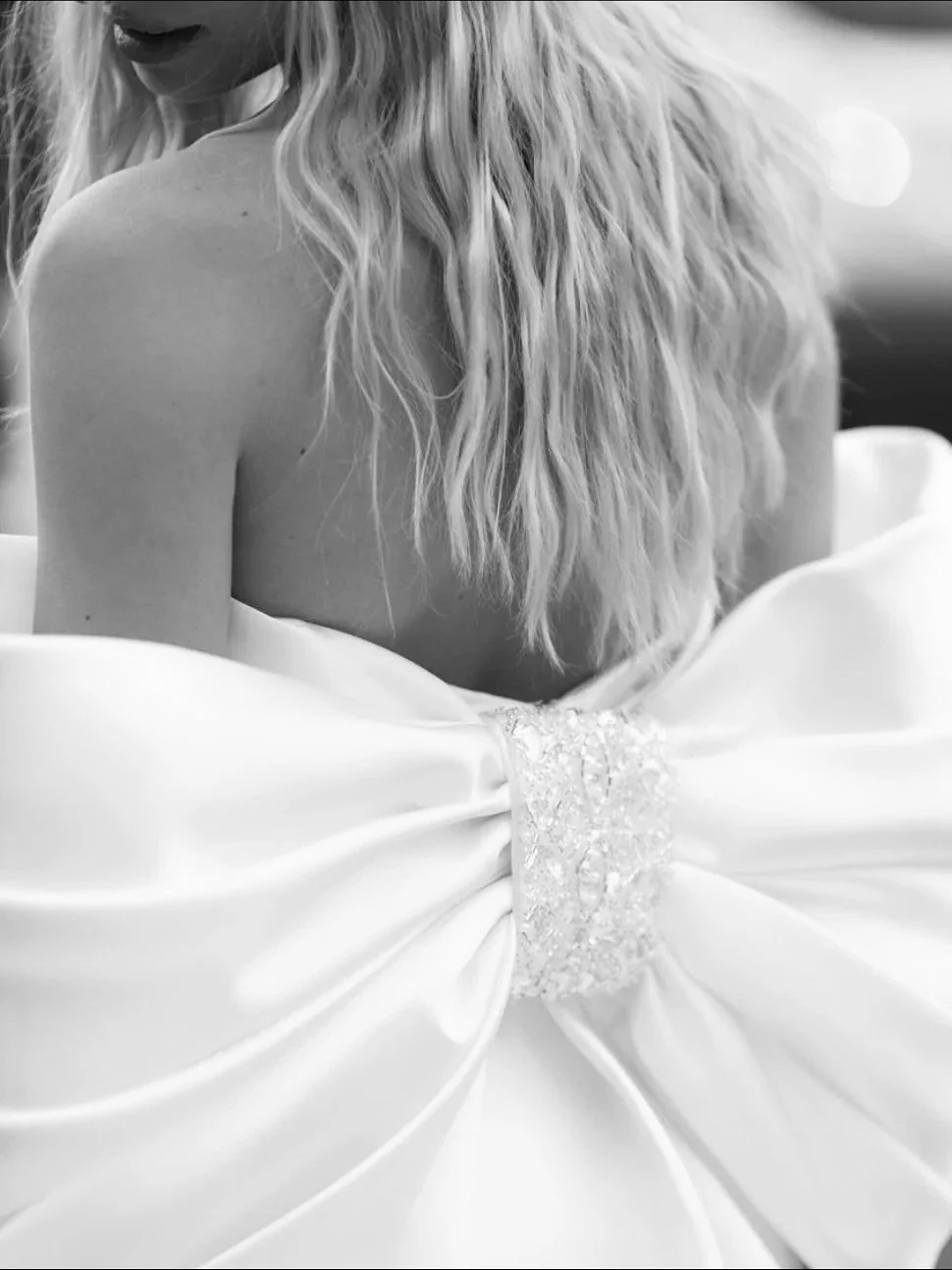 A little drama never hurts 🤍
This Albarrac&iacute;n bow turns every step into a moment &mdash; bold, playful, and unforgettable.
Perfect for the bride who loves modern elegance with a twist.✨

#bridestyle #weddinginspiration #modernbride #weddingdre
