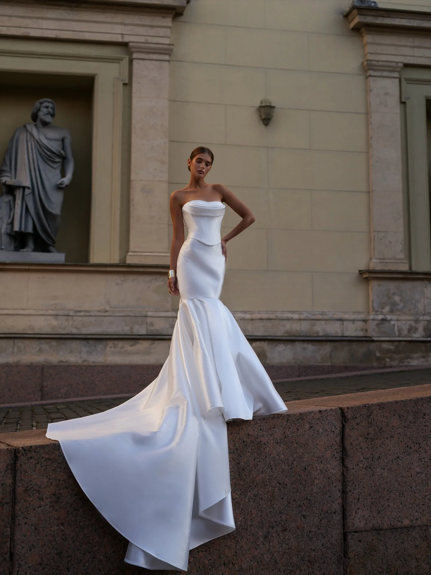 A modern wedding look with timeless elegance.
Our Dalis skirt is a new arrival, designed to create a beautiful silhouette with its smooth satin texture and dramatic train.
It moves softly with every step, giving a feeling of confidence and effortless