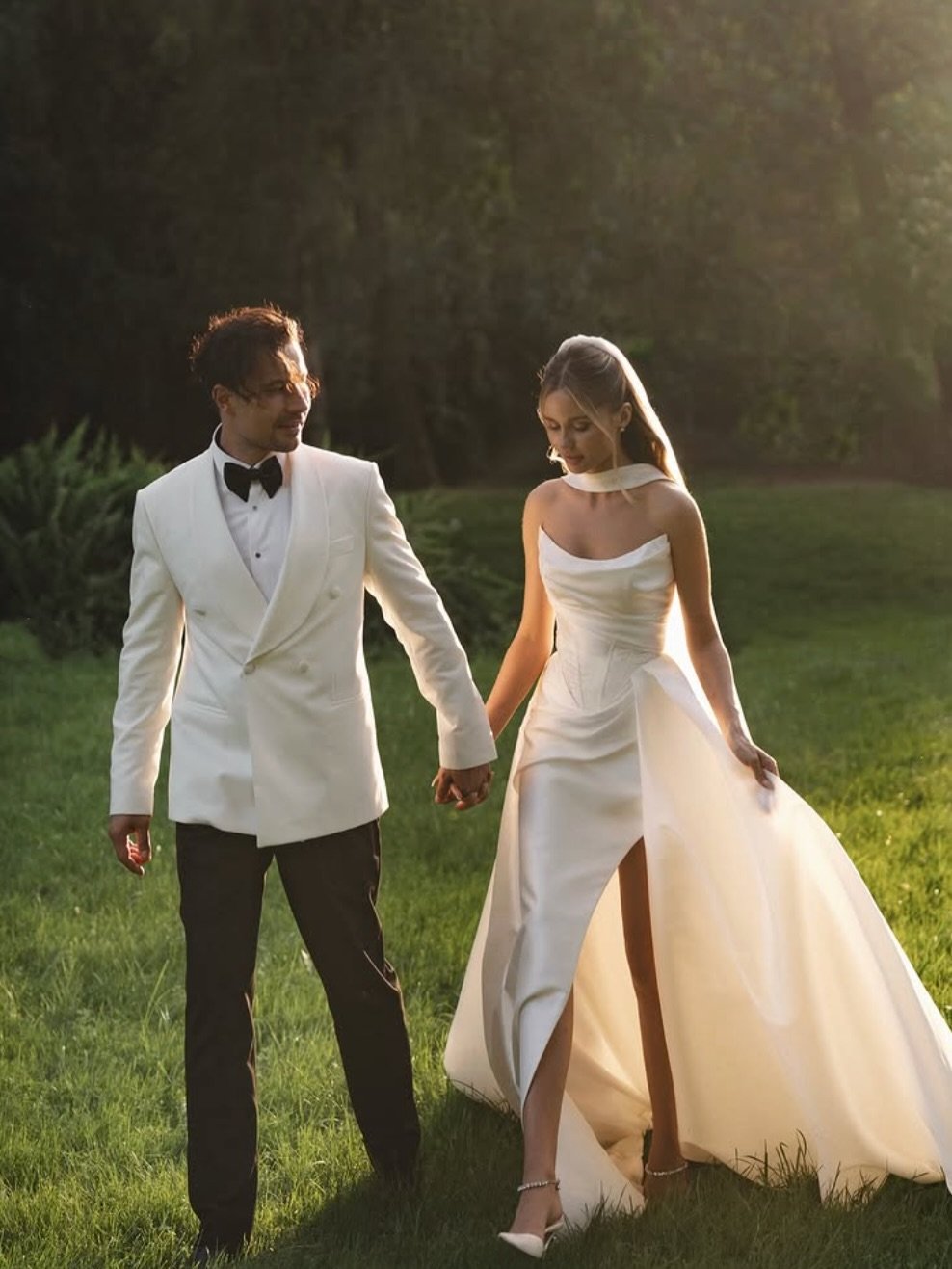 ✨ Arha-Ottawa ✨
A gown made for modern romance. Soft lines, elegant structure, and a timeless feeling in every frame.
Perfect for brides who want something classic with a touch of quiet drama.

This beauty is also one of our latest arrivals in the bo