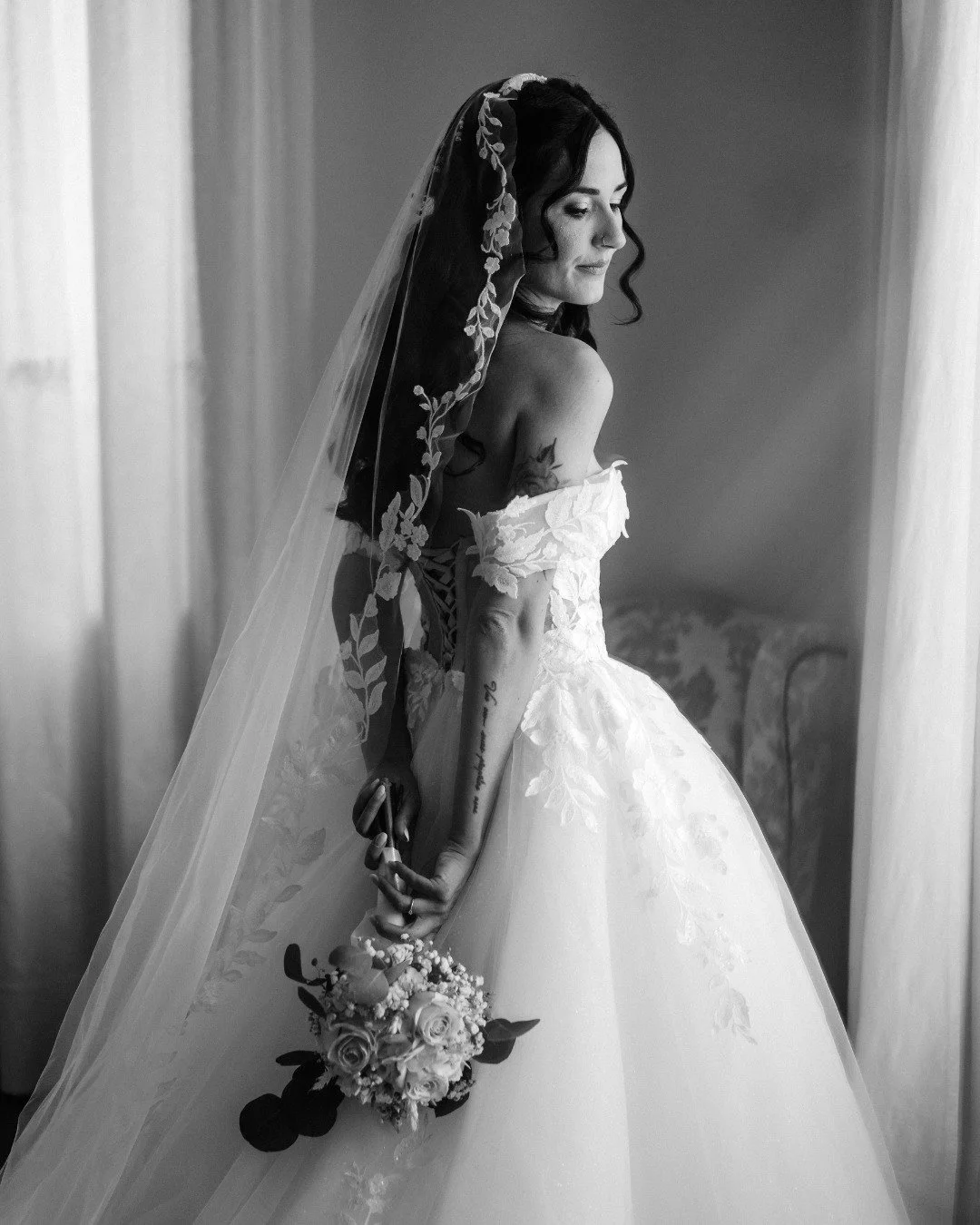 The Daisy Wedding Gown: A Perfect Blend of Elegance and Modern Style

This stunning A-line lace wedding dress is designed for brides who desire a harmonious blend of timeless elegance and contemporary sophistication. Crafted with exquisite attention 