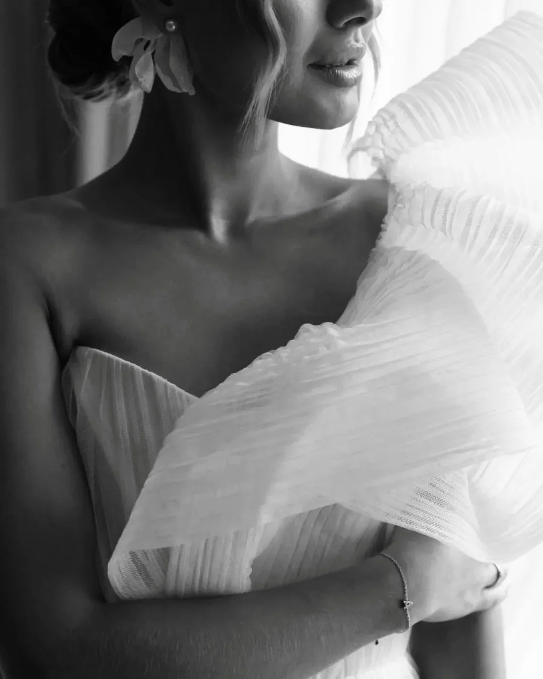 The Gwen Gown: Elegance and Sophistication for the Modern Bride

Step into the spotlight with The Gwen Gown, a breathtaking chiffon wedding dress designed for the fashion-forward bride. Featuring soft pleating, a statement shoulder embellishment, and