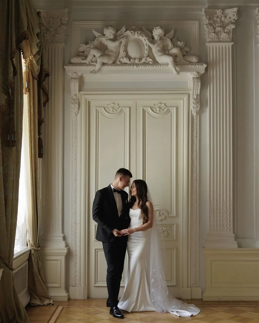 ✨ As gentle as a whisper, as joyful as a fleeting moment.
The Lastres veil is made for the modern romantic &mdash; sheer tulle sprinkled with delicate bows, dancing in the light and staying in your memory.

Photo sourced from Pinterest

#Weddingdress