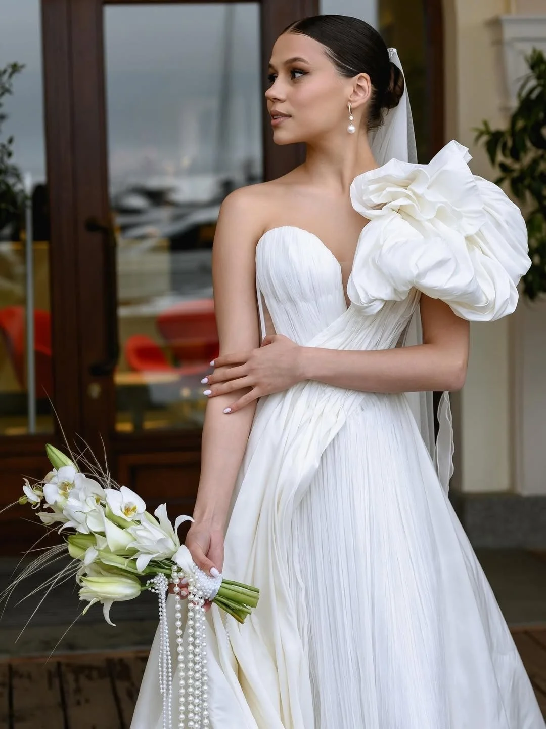 The Perlamutr Gown: Sculptural Elegance in Modern Couture

The Perlamutr gown is a bold expression of contemporary artistry and ethereal beauty. Designed for the modern bride who embraces individuality, this gown blends architectural structure with f