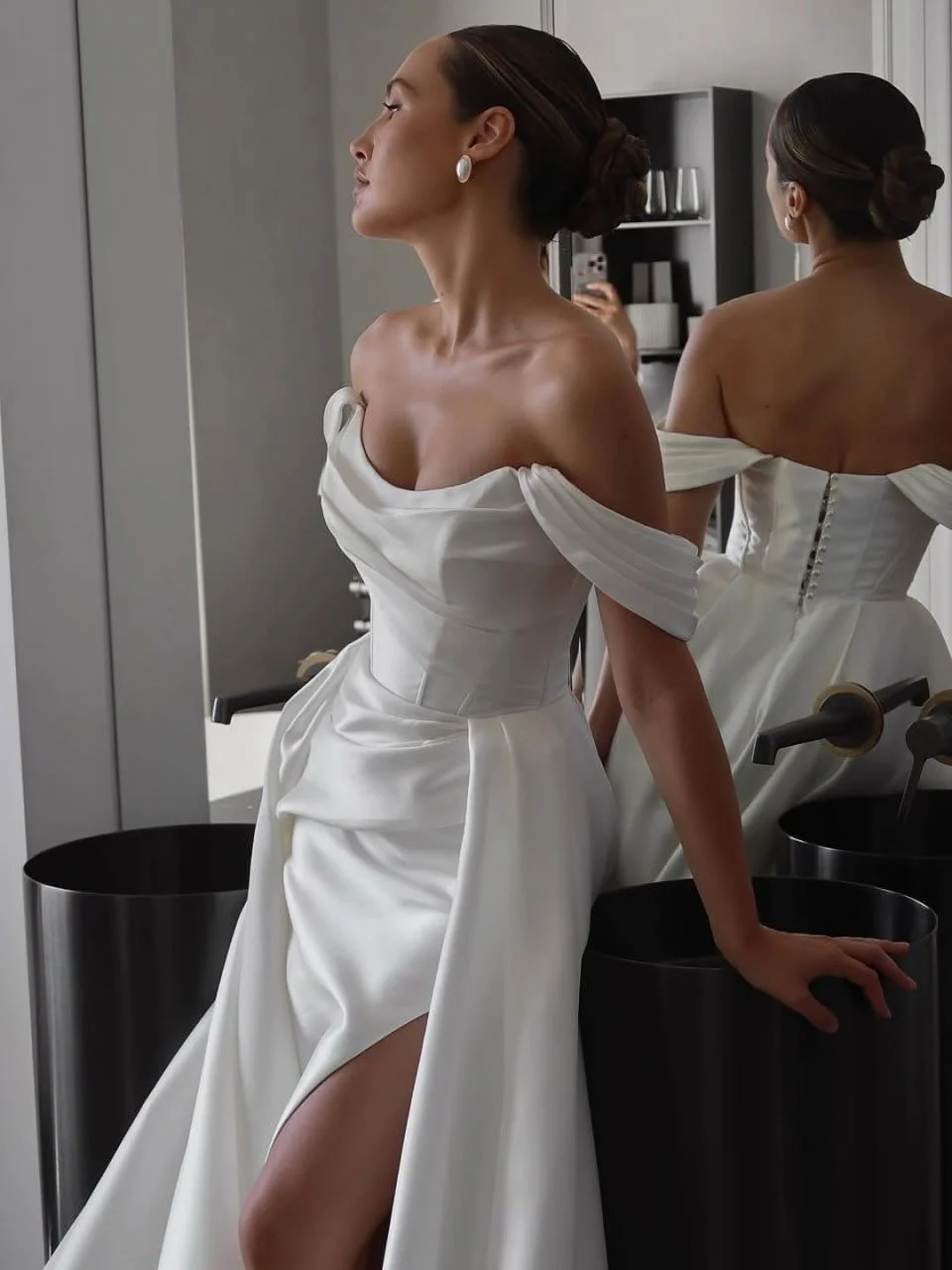 The Arha&ndash;Ottawa Gown: Modern Majesty in Sculpted Satin

A vision of contemporary sophistication, the Arha&ndash;Ottawa gown is designed for the bride who embodies confidence, grace, and effortless allure. Its architectural silhouette and lustro