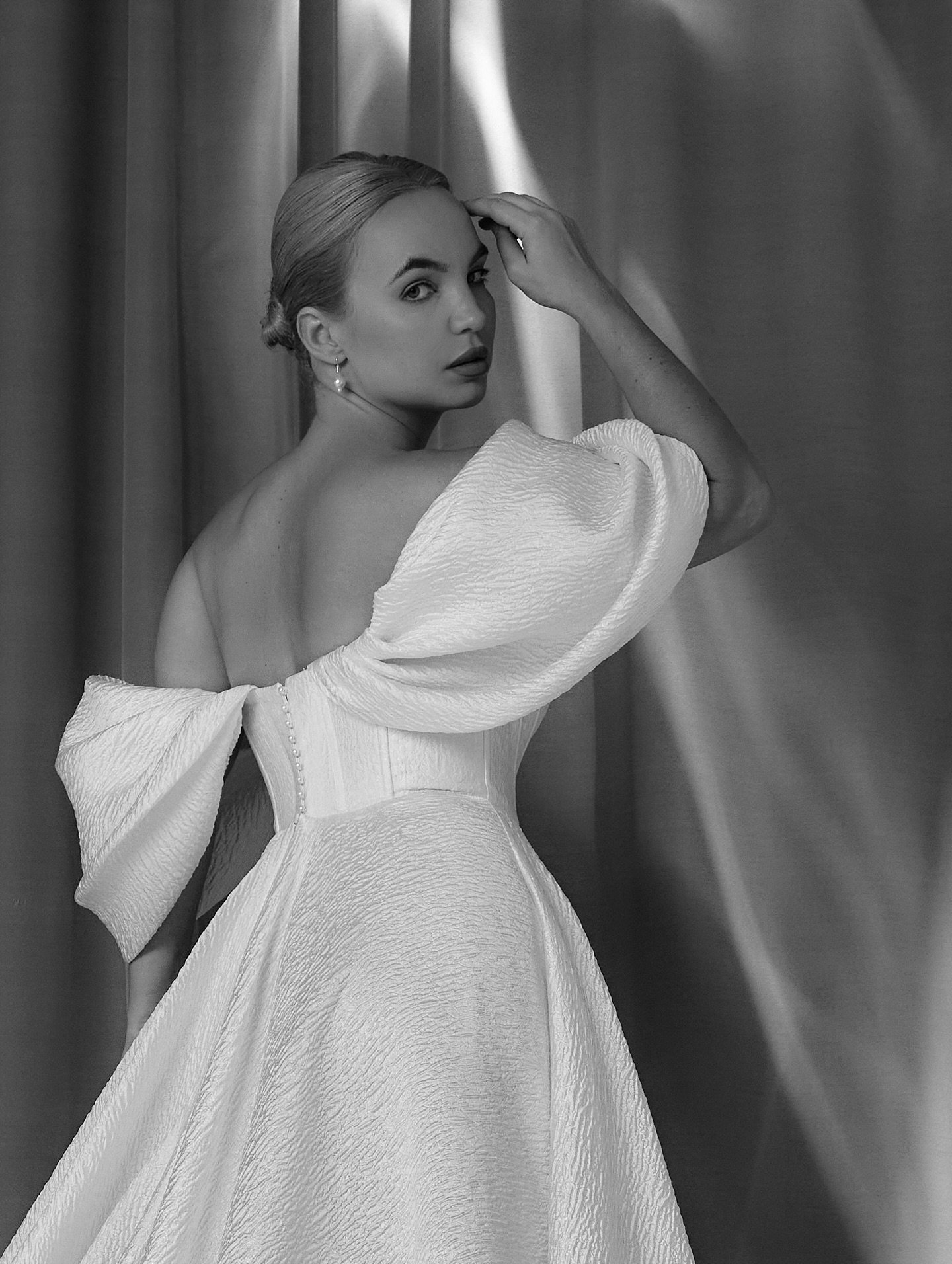 The Eze Gown: Modern Majesty in Sculpted Silhouette 

A masterpiece of couture craftsmanship, the Eze gown celebrates bold structure and timeless elegance. Designed for the curvy bride who seeks sophistication with a modern twist, this gown combines 