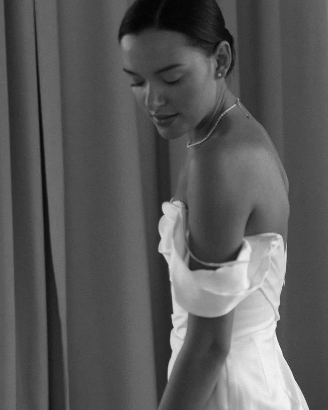 The Modern Minimalist Gown: Chic Elegance with Effortless Allure

The Avila gown is the epitome of understated luxury, designed for the contemporary bride who desires sophistication with a touch of sensuality. Crafted from smooth, structured fabric, 