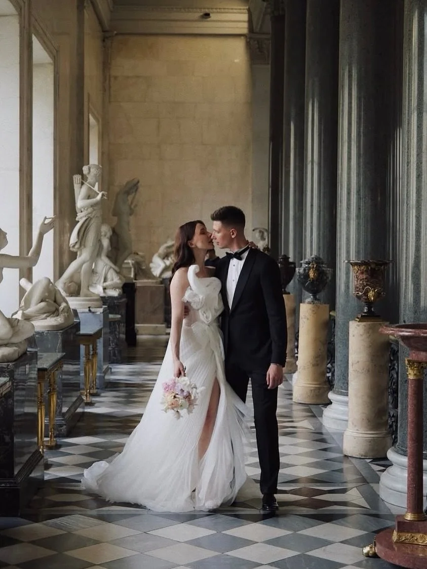 The Van Gogh Gown: A Masterpiece for the Modern Bride

Experience unparalleled elegance with the Van Gogh Gown, a stunning creation that combines the artistry of Van Gogh with contemporary bridal fashion. Perfect for the bride who dreams of a wedding