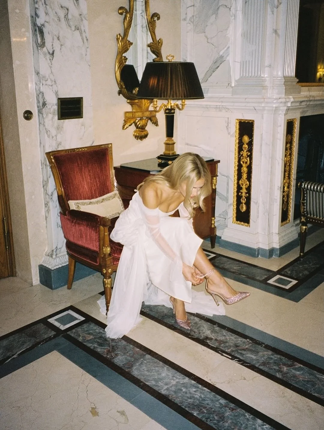 ✨Effortless grace in full bloom. ✨
The AIR gown by Labay Victoria captures the spirit of romance and lightness, perfect for brides seeking an ethereal look. Surrounded by nature&rsquo;s beauty, this dress adds a touch of timeless elegance to every ch