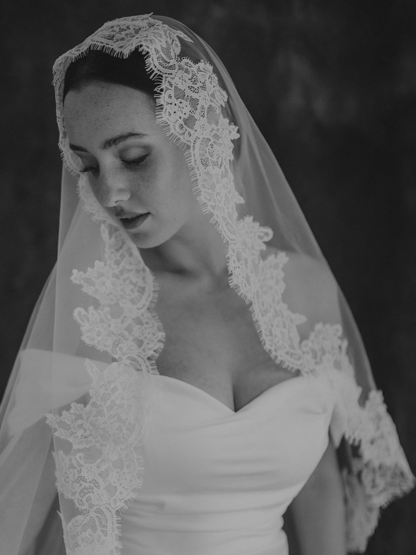 The Modern Minimalist Gown: Chic Elegance with Effortless Allure

The Avila gown is the epitome of understated luxury, designed for the contemporary bride who desires sophistication with a touch of sensuality. Crafted from smooth, structured fabric, 