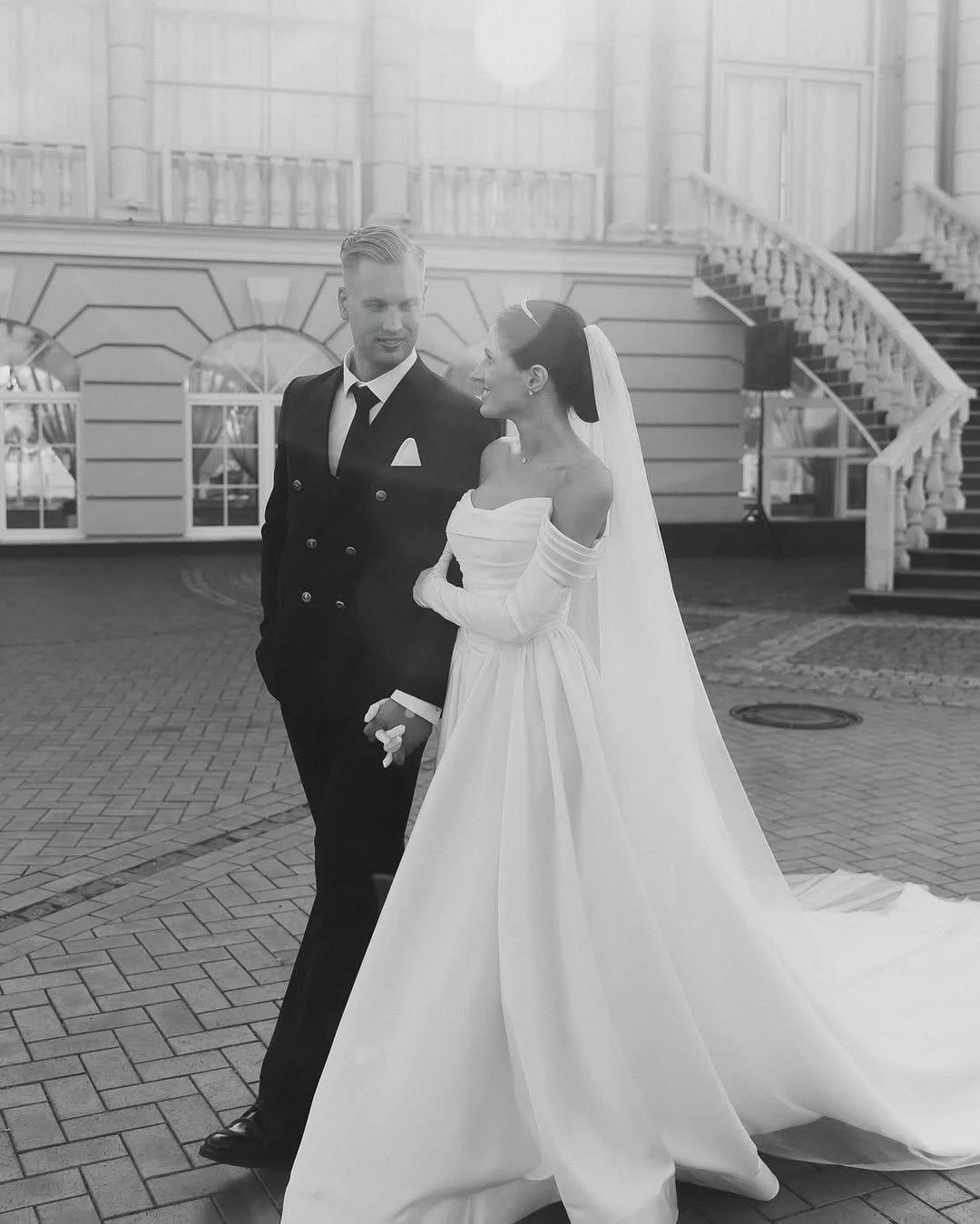 The Lafia Gown: Modern Grace in Minimalist Design

A vision of refined beauty, the Lafia gown captures the essence of modern bridal elegance. With its clean lines, structured bodice, and romantic off-the-shoulder neckline, this gown is designed for t