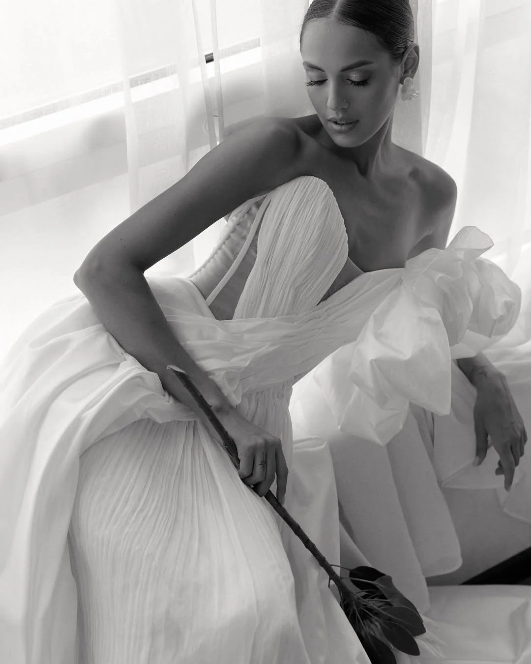 The Perlamutr Gown: Sculptural Elegance in Modern Couture

The Perlamutr gown is a bold expression of contemporary artistry and ethereal beauty. Designed for the modern bride who embraces individuality, this gown blends architectural structure with f