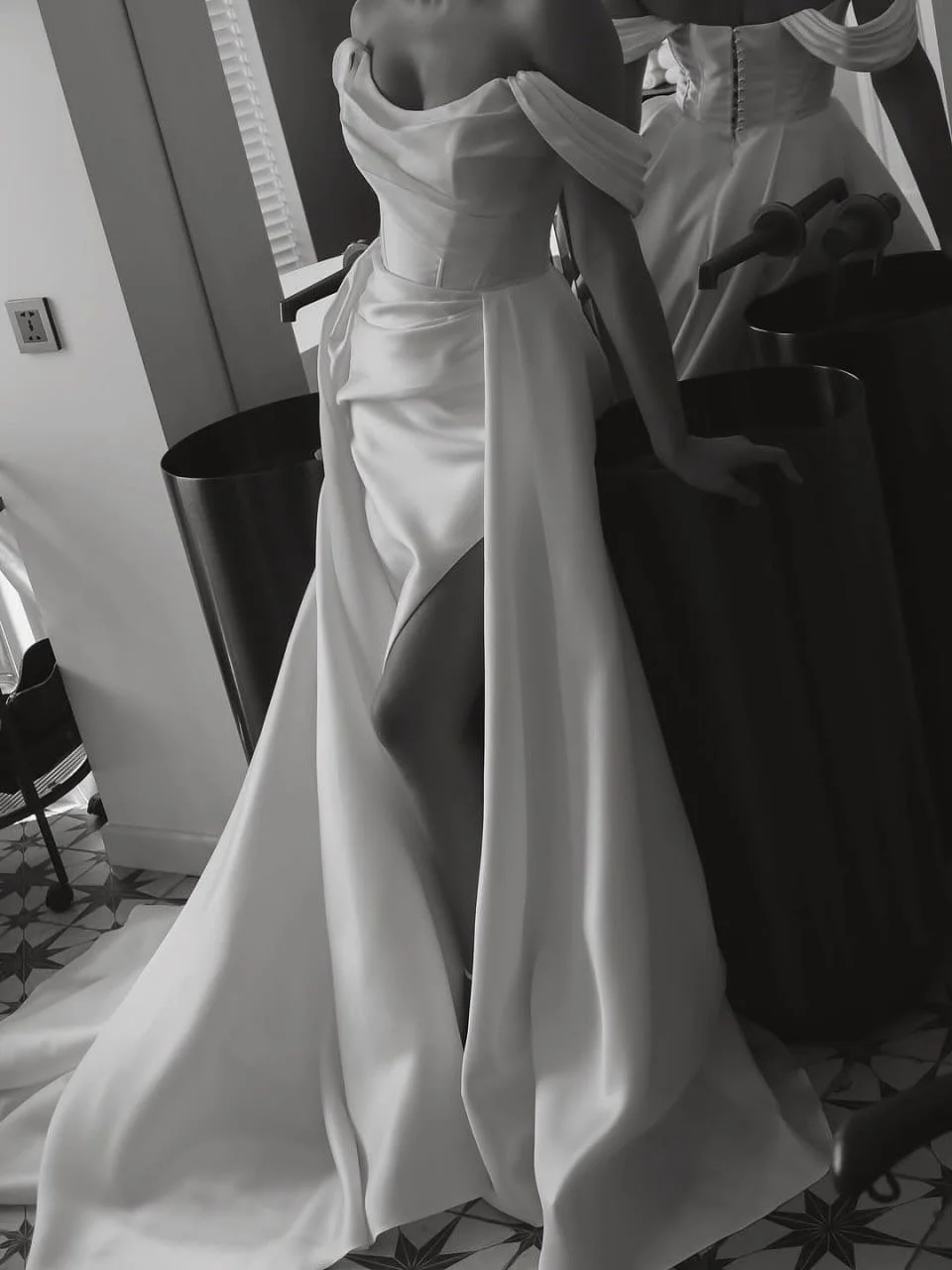 The Arha&ndash;Ottawa Gown: A Statement of Modern Elegance

Designed for the bride who radiates confidence and effortless grace, the Arha&ndash;Ottawa gown is a refined expression of contemporary beauty. Its sculpted satin silhouette combines clean l