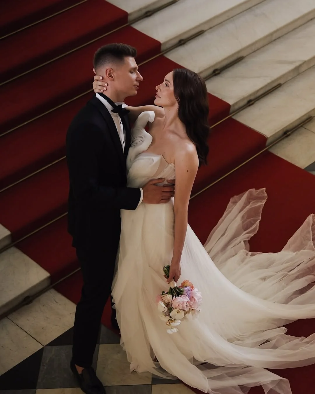 The Van Gogh Gown: A Masterpiece for the Modern Bride

Experience unparalleled elegance with the Van Gogh Gown, a stunning creation that combines the artistry of Van Gogh with contemporary bridal fashion. Perfect for the bride who dreams of a wedding