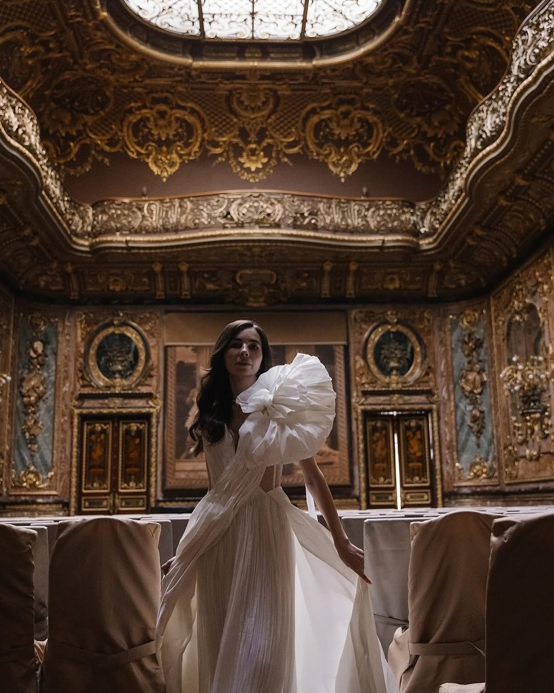 The Perlamutr Gown: Sculptural Elegance in Modern Couture

The Perlamutr gown is a bold expression of contemporary artistry and ethereal beauty. Designed for the modern bride who embraces individuality, this gown blends architectural structure with f