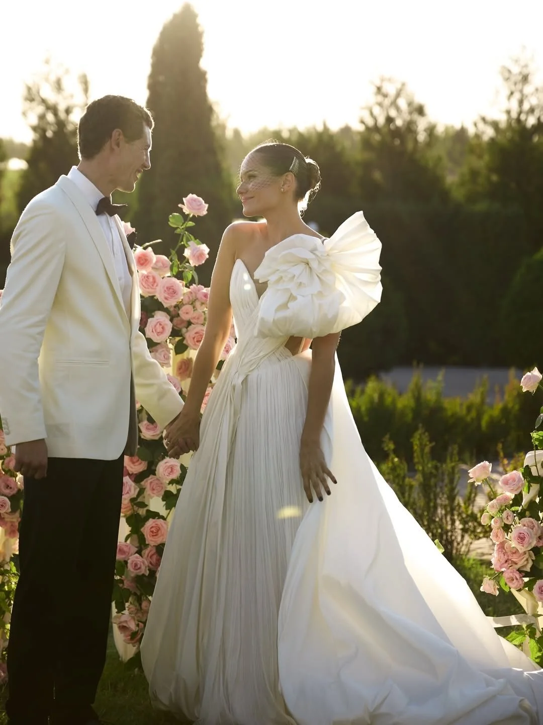 The Perlamutr Gown: Sculptural Elegance in Modern Couture

The Perlamutr gown is a bold expression of contemporary artistry and ethereal beauty. Designed for the modern bride who embraces individuality, this gown blends architectural structure with f
