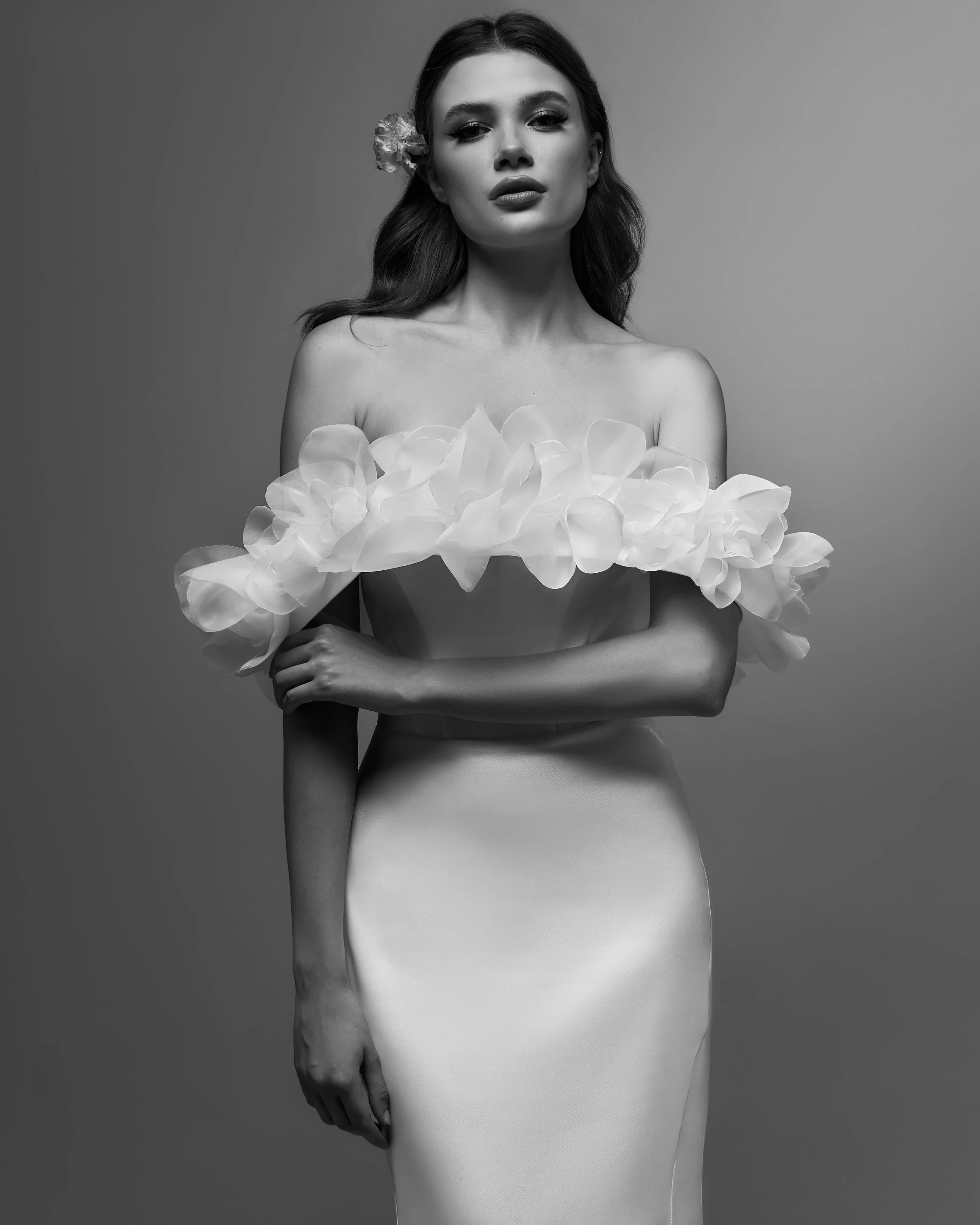 The Tellaro Wedding Gown: Modern Romance with Timeless Elegance
Embrace effortless beauty on your special day with The Tellaro, a stunning off-the-shoulder wedding gown that blends contemporary style with classic bridal grace. Designed for the sophis