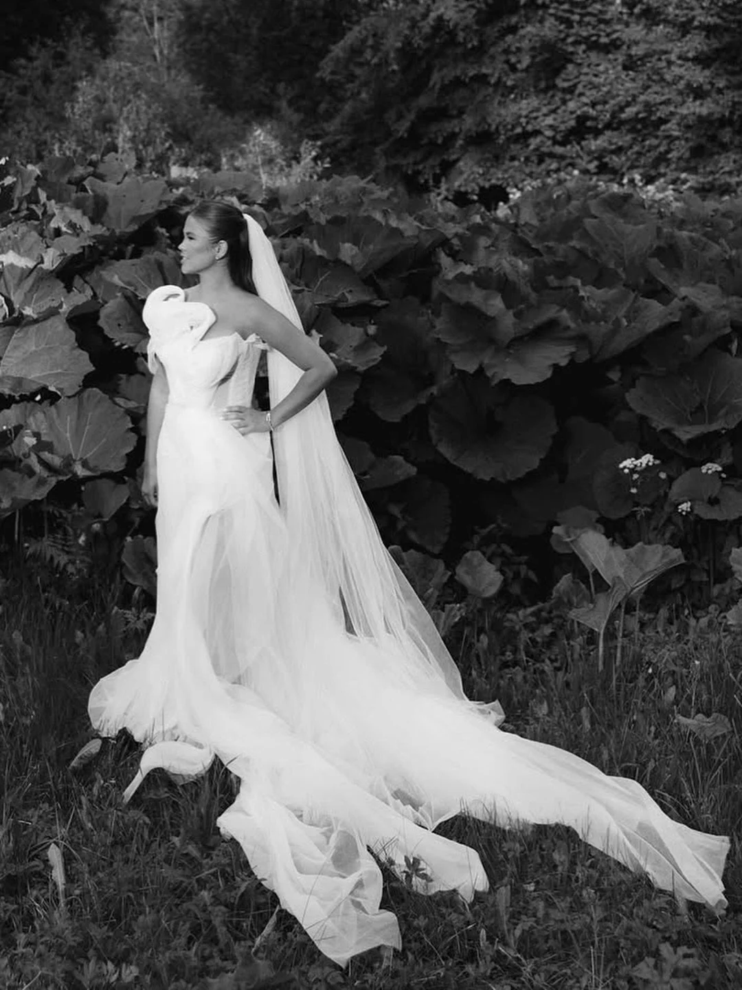 The Van Gogh Gown: A Masterpiece for the Modern Bride

Experience unparalleled elegance with the Van Gogh Gown, a stunning creation that combines the artistry of Van Gogh with contemporary bridal fashion. Perfect for the bride who dreams of a wedding