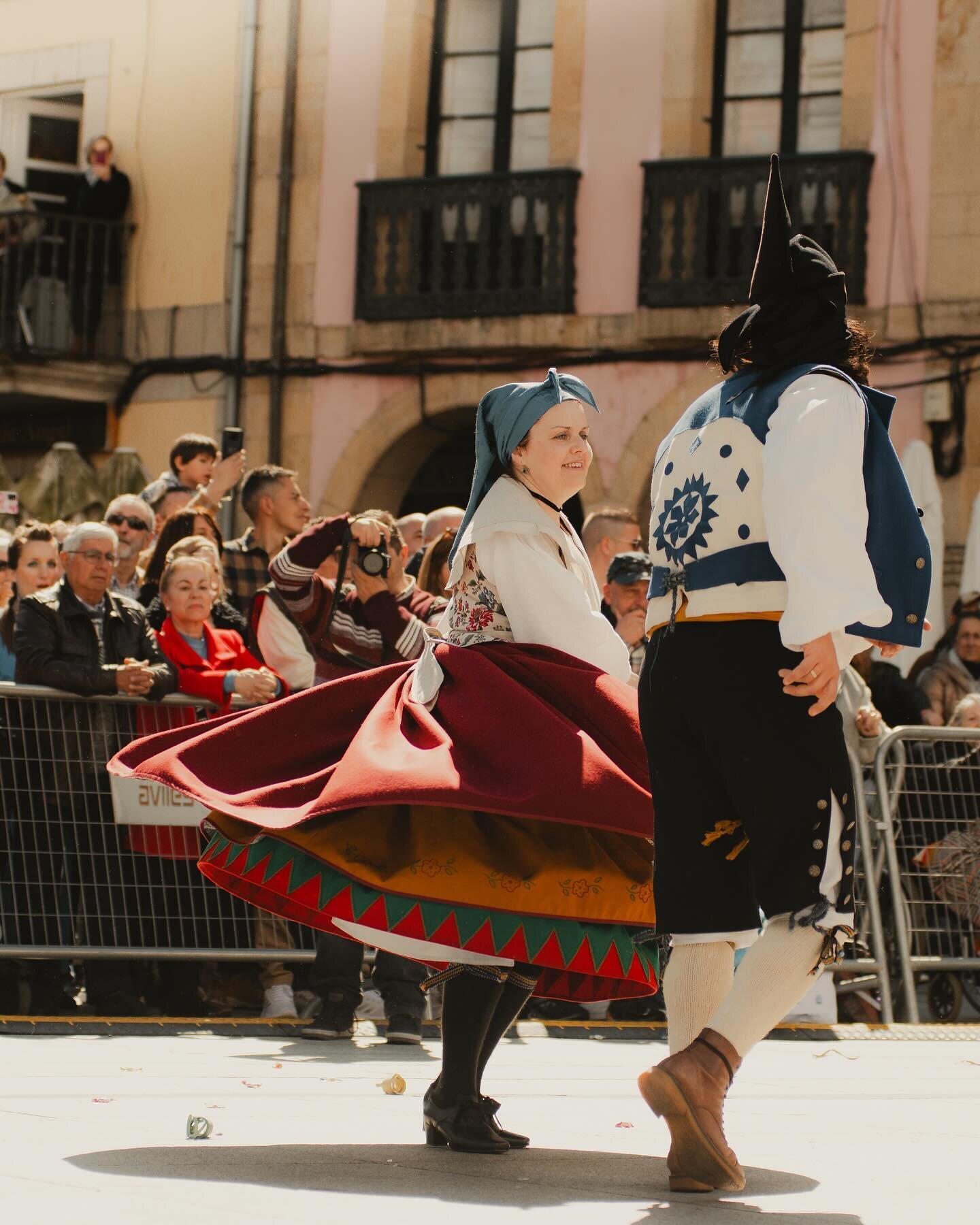 Entama la temporada folki del a&ntilde;u 2024. Primeres semeyes que van saliendo del Desfile de Carroces y Xarr&eacute;s poles fiestes del Bollu n&rsquo;Avil&eacute;s.
&bull;
&bull;
#ximielgalasaya #asturies #asturias #aviles #folclorasturianu #baile