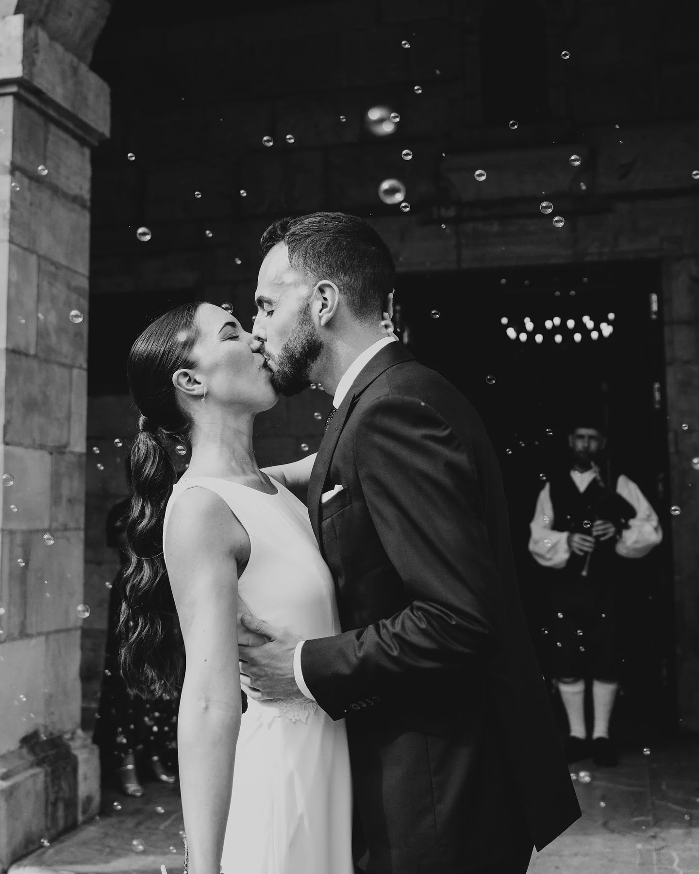 S&iacute;, tambi&eacute;n hago bodas. De hecho, mucha gente me pregunta qu&eacute; tipo de fotos hago&hellip; y la respuesta es sencilla: de todo. Soy como una empresa multiservicios, pero en versi&oacute;n fotogr&aacute;fica 😏.
&iquest;Tu boda, el 