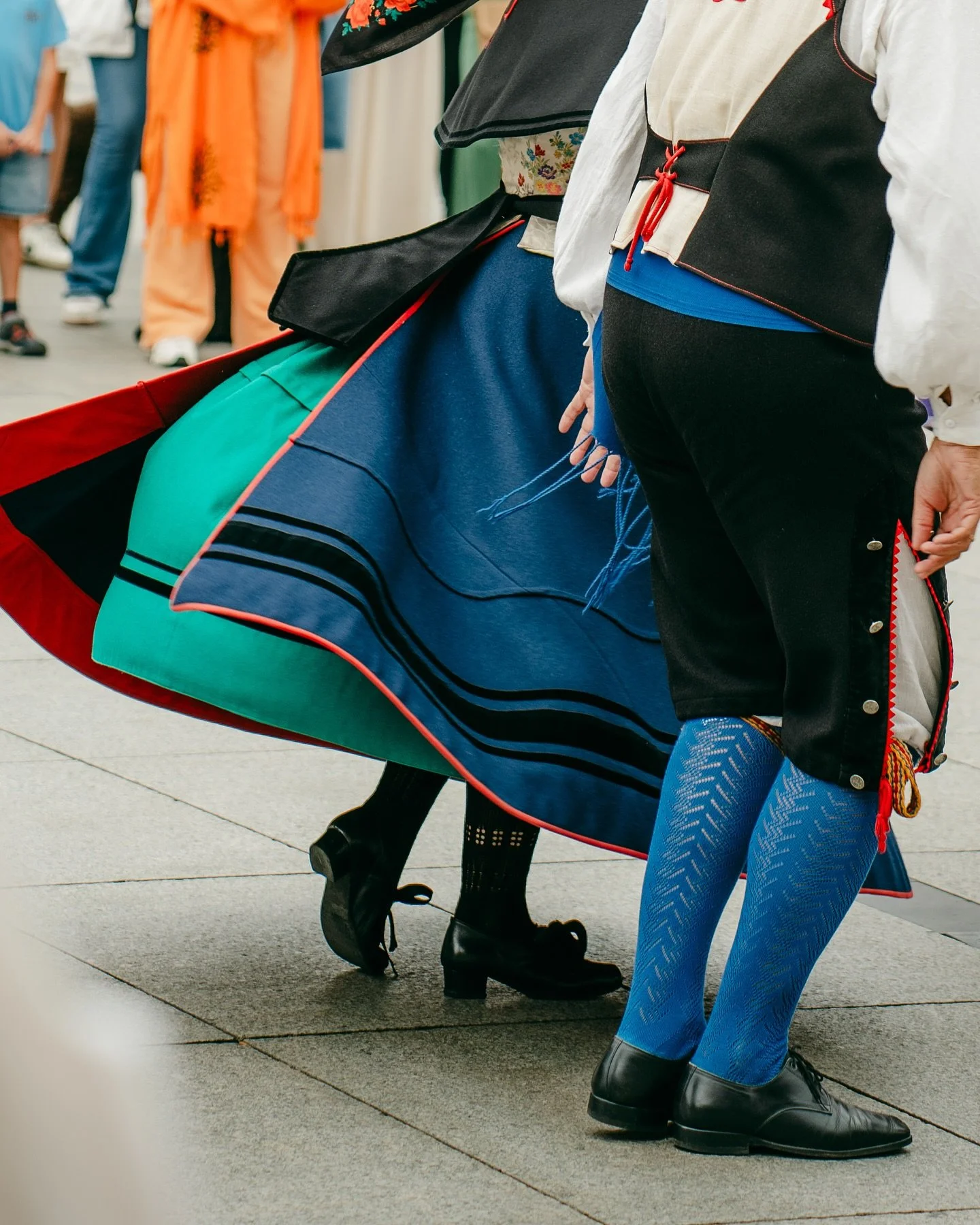 🌿 Un domingo m&aacute;s, Sones na cai vuelve a llenar de folclore el casco hist&oacute;rico de Avil&eacute;s.
Este programa de verano convierte las calles en escenario para la m&uacute;sica y las tradiciones, dinamizando la vida cultural, el turismo