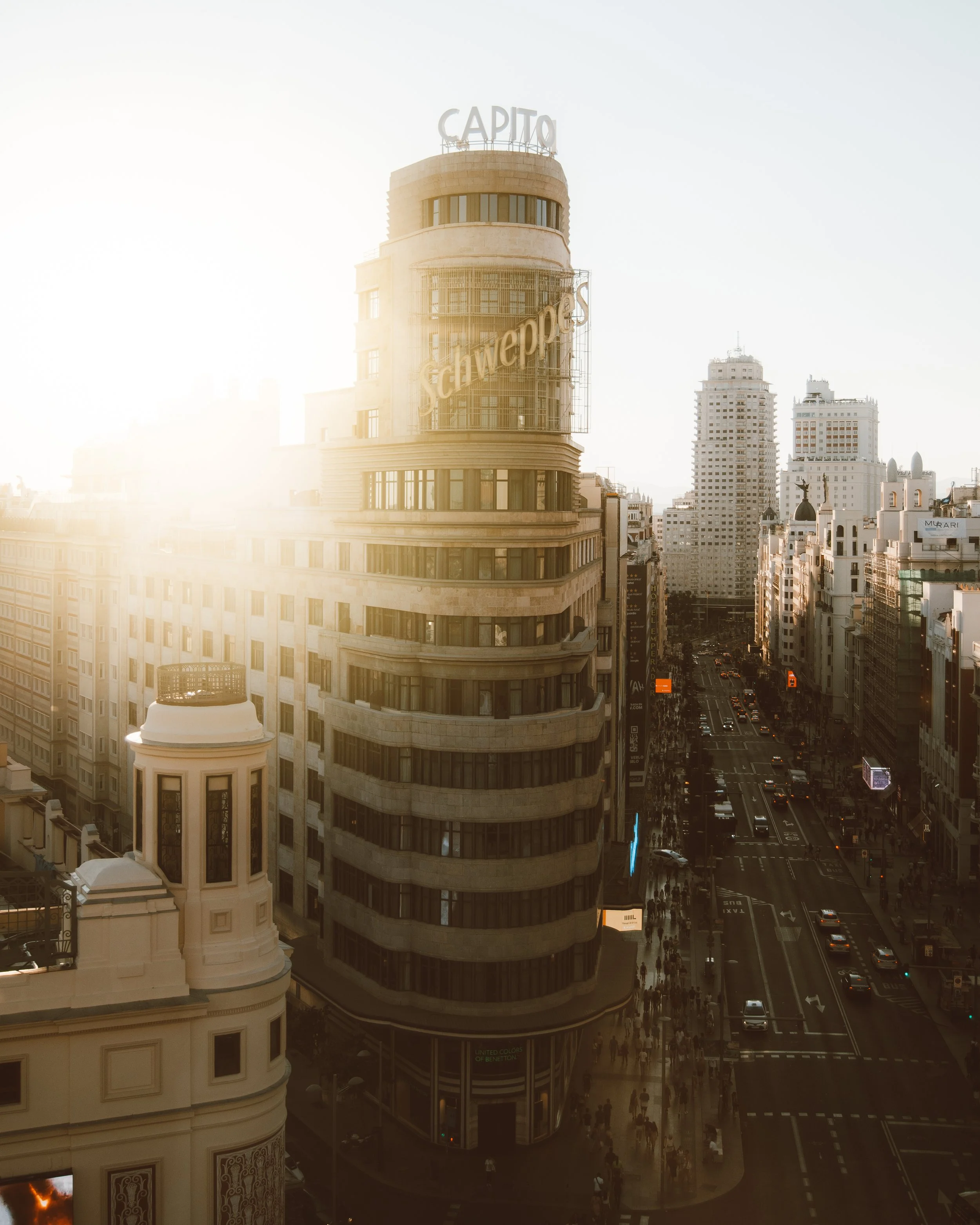 Vista de la Gran Vía en Madrid con el edificio Capitol al atardecer.