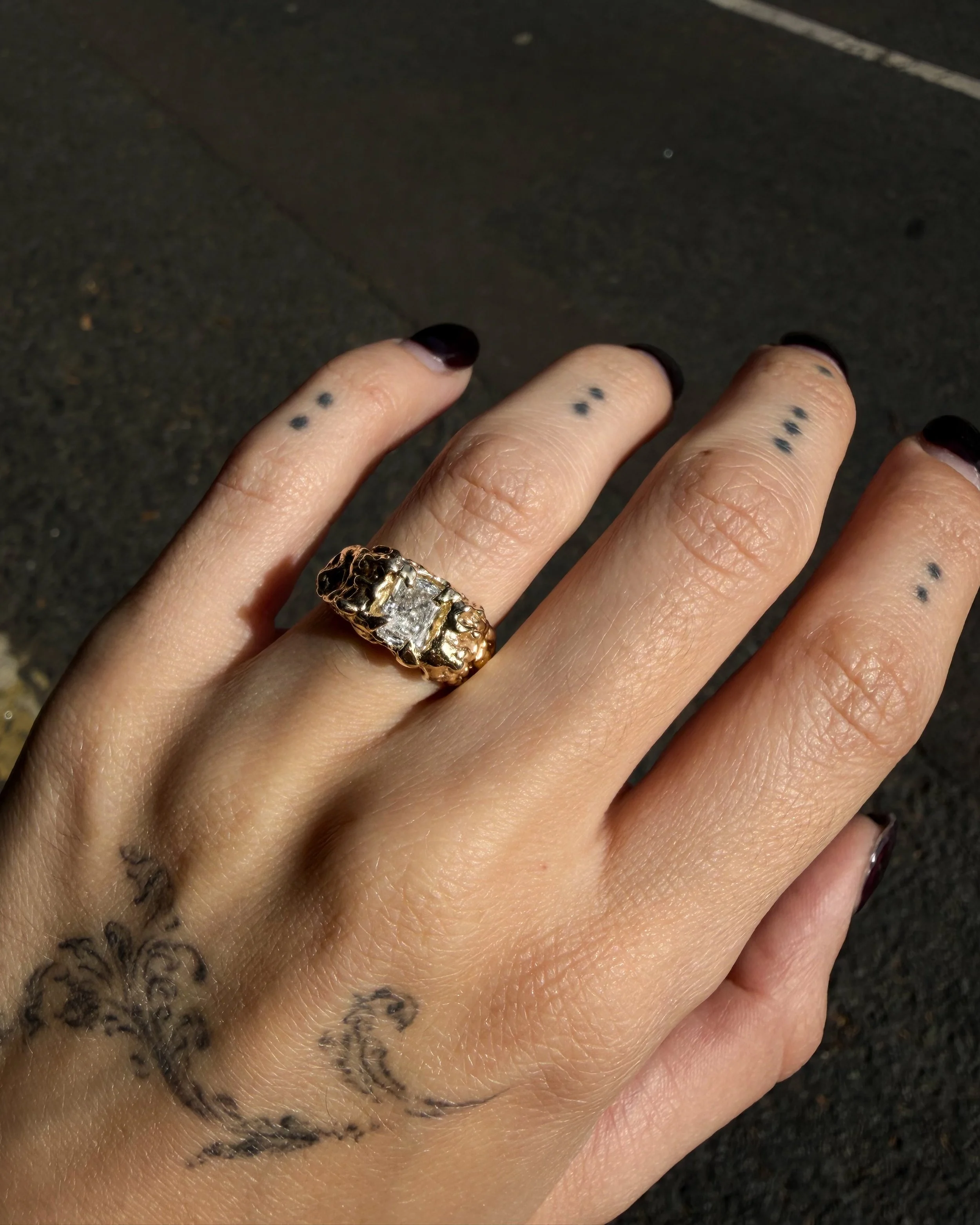 9ct yellow gold Gus ring w/ asscher cut 1ct lab diamond <3